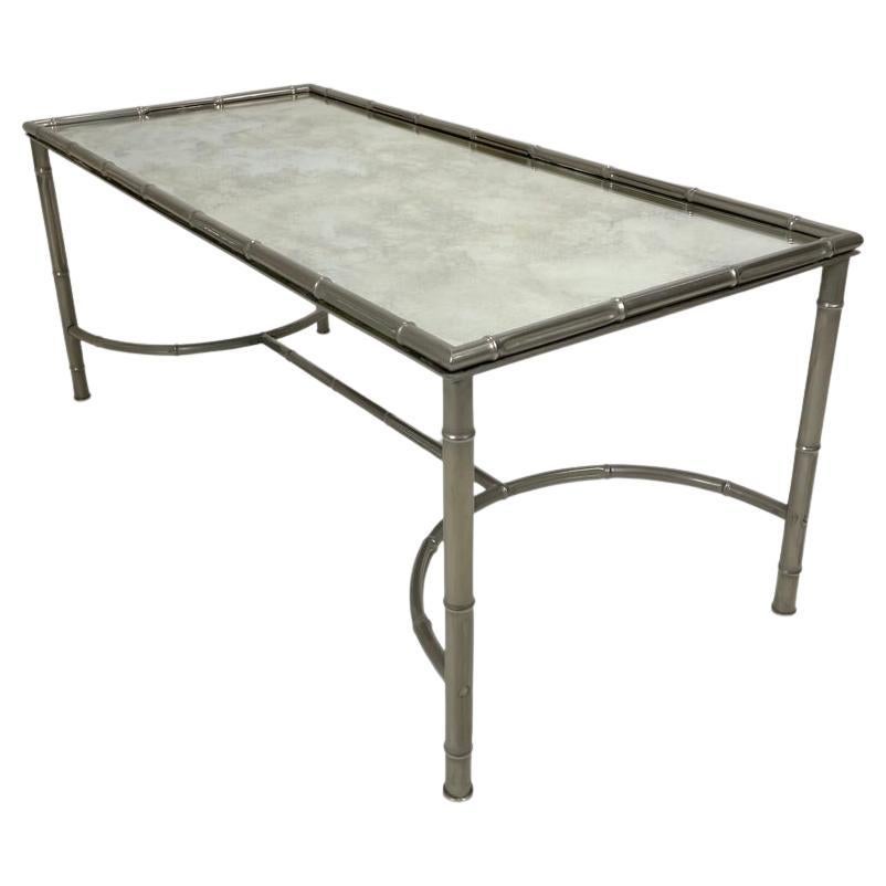 Grazioso tavolino in finto bambù, edito da Maison, circa 1960, Francia.
Metallo nichelato e specchio ossidato.
Dimensioni: 110 cm L, 50 cm P, 46 cm H.
Tutti gli acquisti sono coperti dalla nostra garanzia di protezione dell'acquirente.
Questo