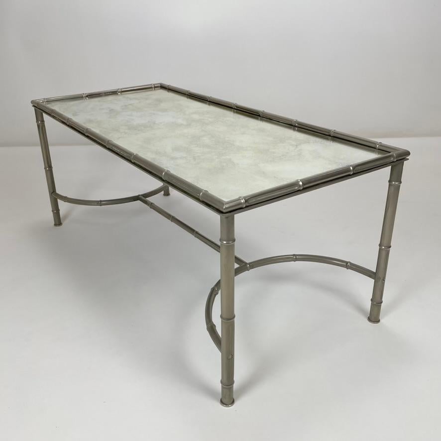 Mid-Century moderno Tavolino da caffè in finto bambù nichelato e specchio ossidato, 1960 circa, Francia. in vendita