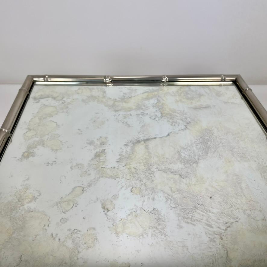 Metallo Tavolino da caffè in finto bambù nichelato e specchio ossidato, 1960 circa, Francia. in vendita