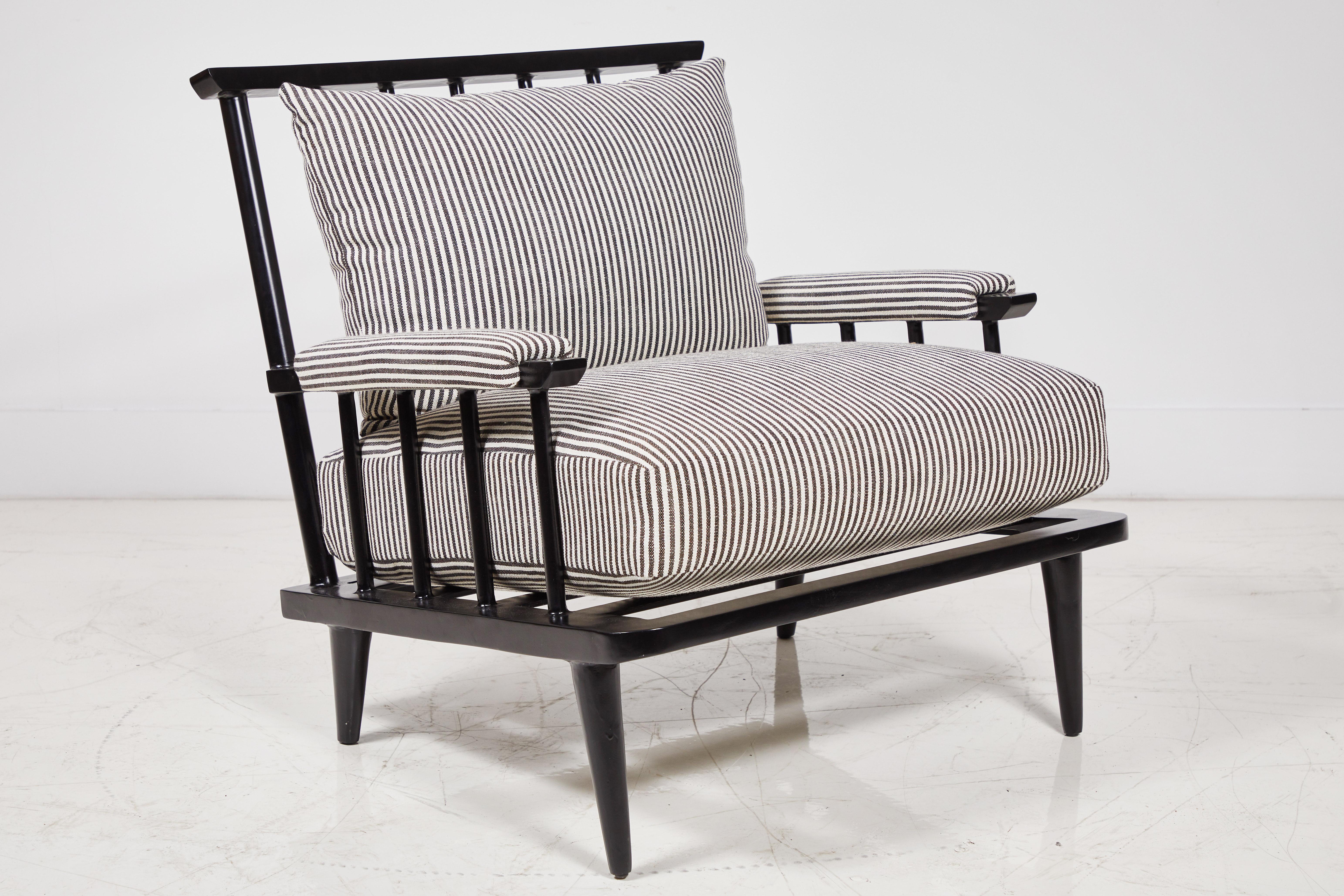 Nickey Kehoe Collection Outdoor-Sessel mit schwarzer Metallspindel. Der schwarz-weiß gestreifte rosa Tarlow-Stoff ist für den Außenbereich geeignet.