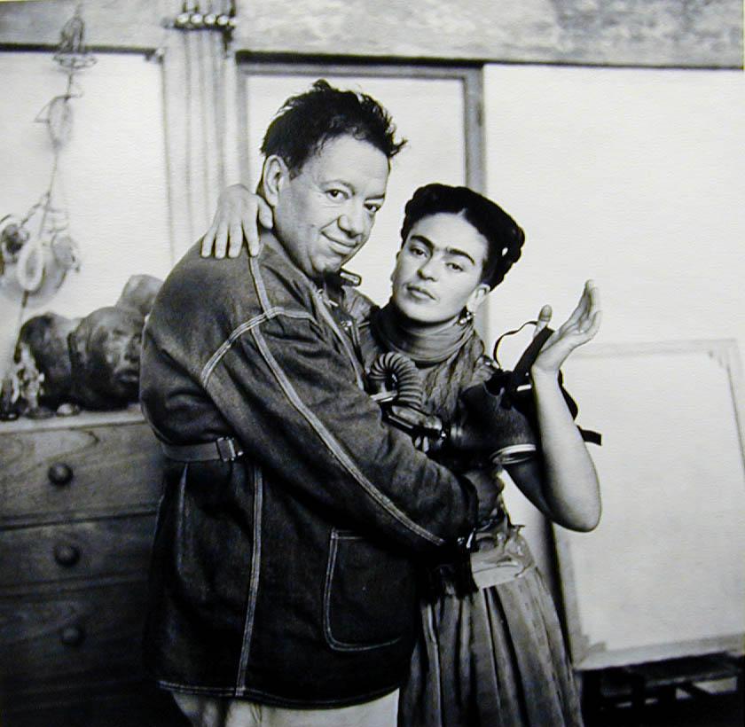 Frida und Diego mit Gasmaske – Schwarz-Weiß-Fotografie, Paar