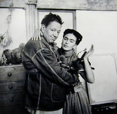 Frida und Diego mit Gasmaske – Schwarz-Weiß-Fotografie, Paar