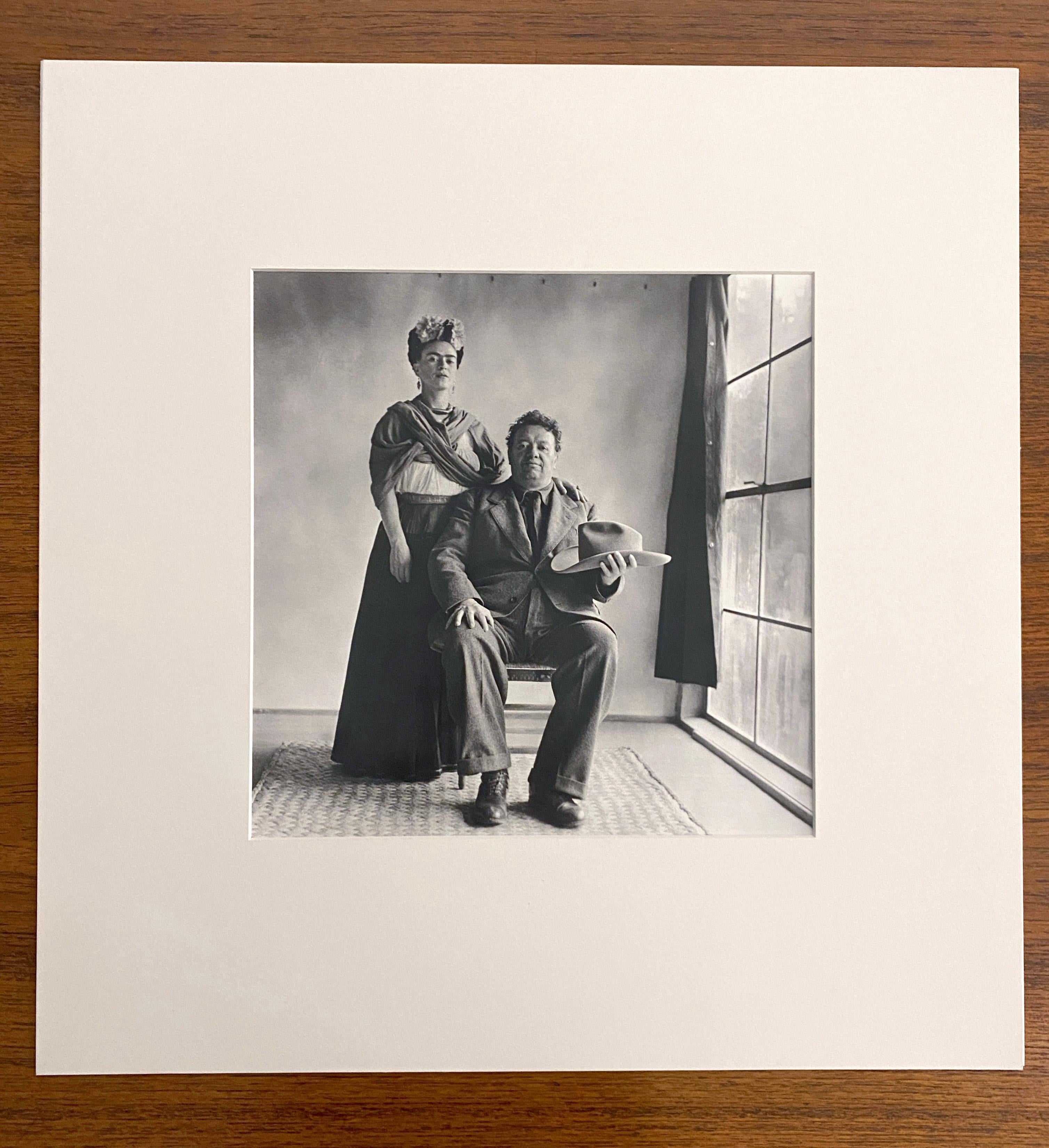 Frida und Diego mit Hut - Schwarz-Weiß-Fotografie, Porträt, Paar, Künstler – Photograph von Nickolas Muray