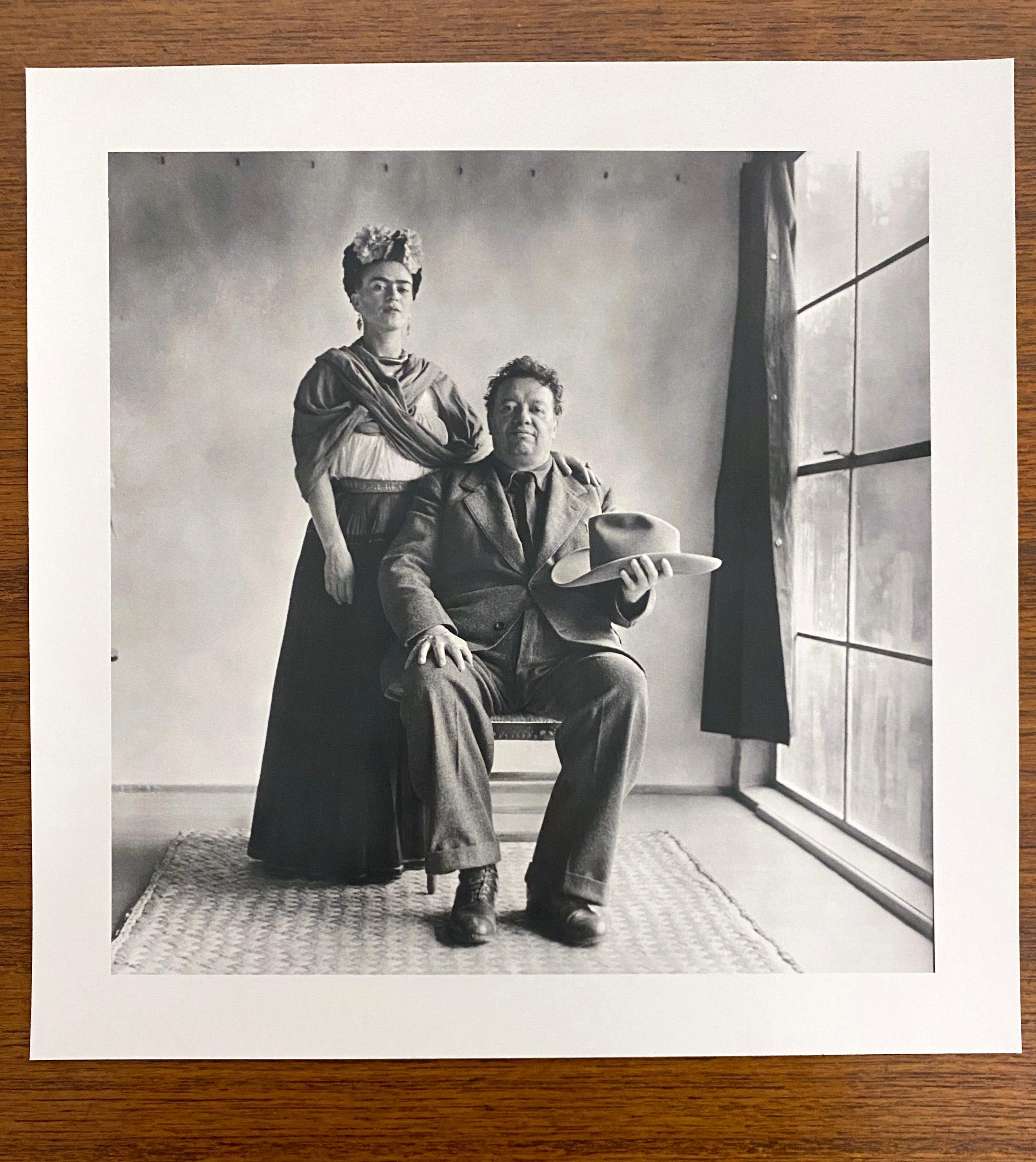 Frida und Diego mit Hut - Schwarz-Weiß-Fotografie, Porträt, Paar, Künstler (Moderne), Photograph, von Nickolas Muray