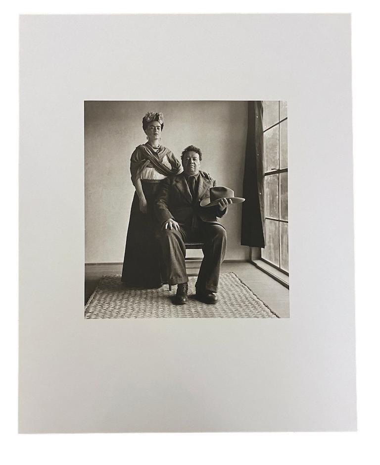 Frida y Diego con sombrero - Fotografía en blanco y negro, Retrato, Celebridad - Photograph de Nickolas Muray