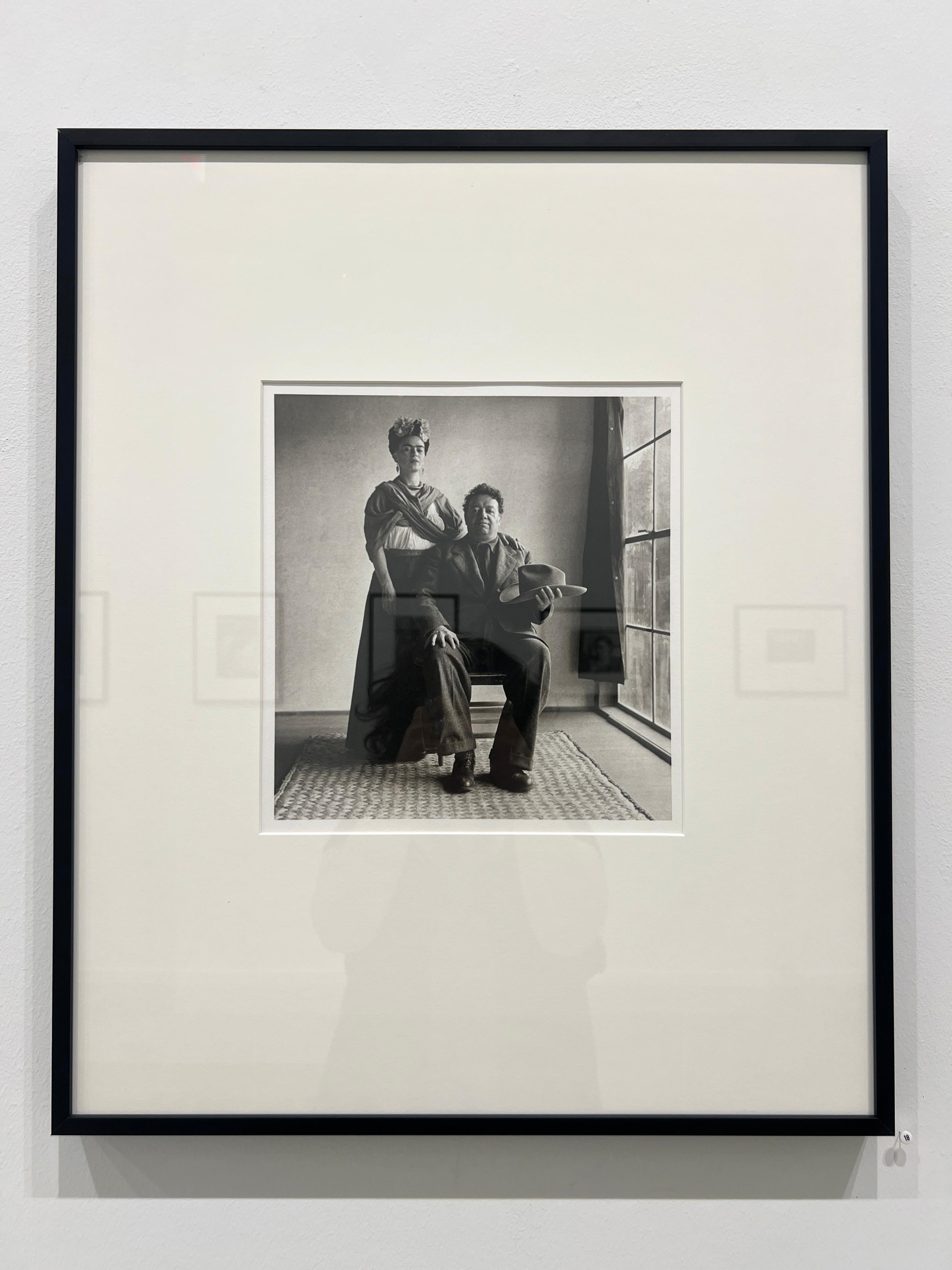 Frida y Diego con sombrero - Fotografía en blanco y negro, Retrato, Celebridad en venta 1