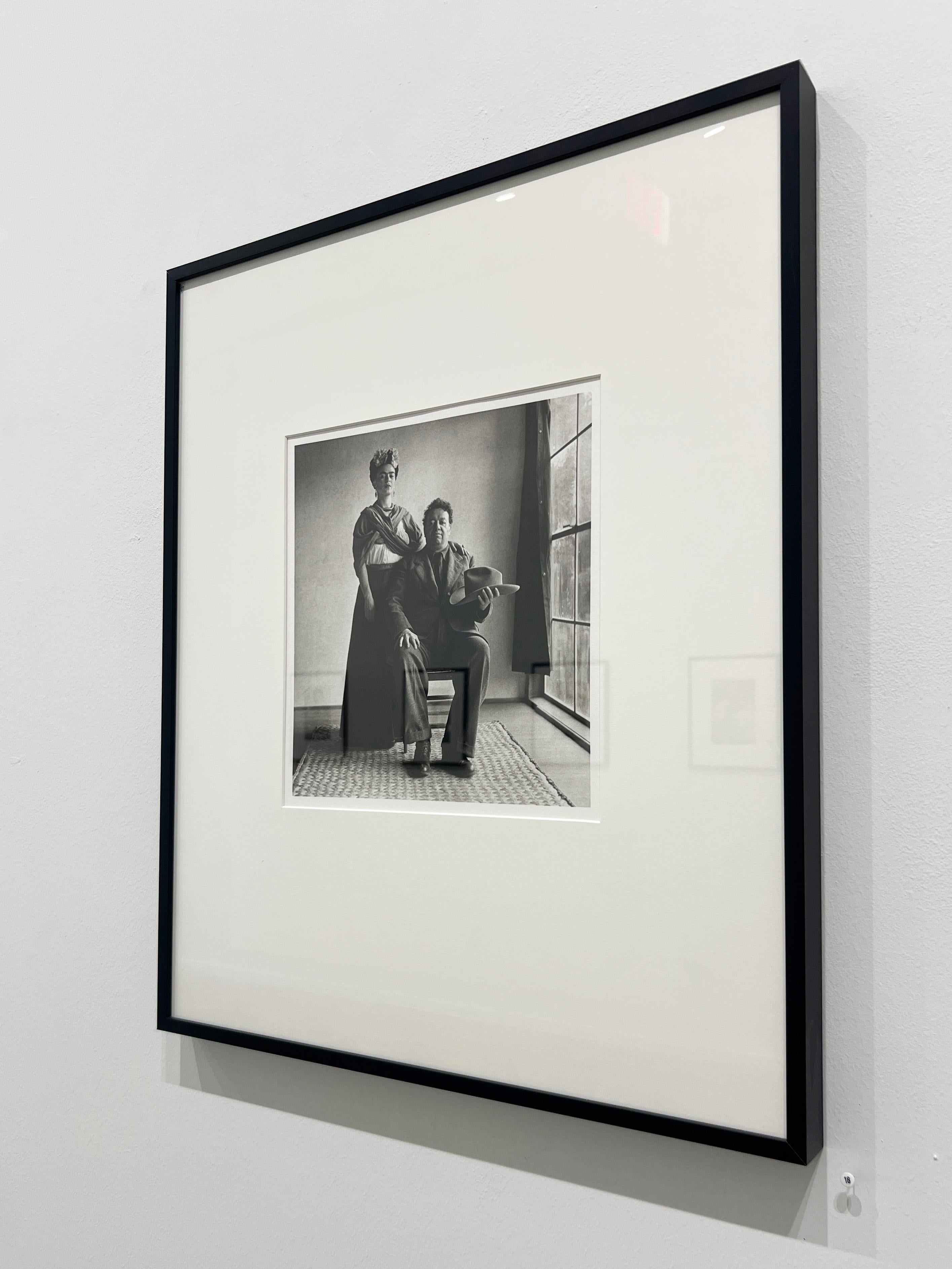 Frida y Diego con sombrero - Fotografía en blanco y negro, Retrato, Celebridad en venta 2