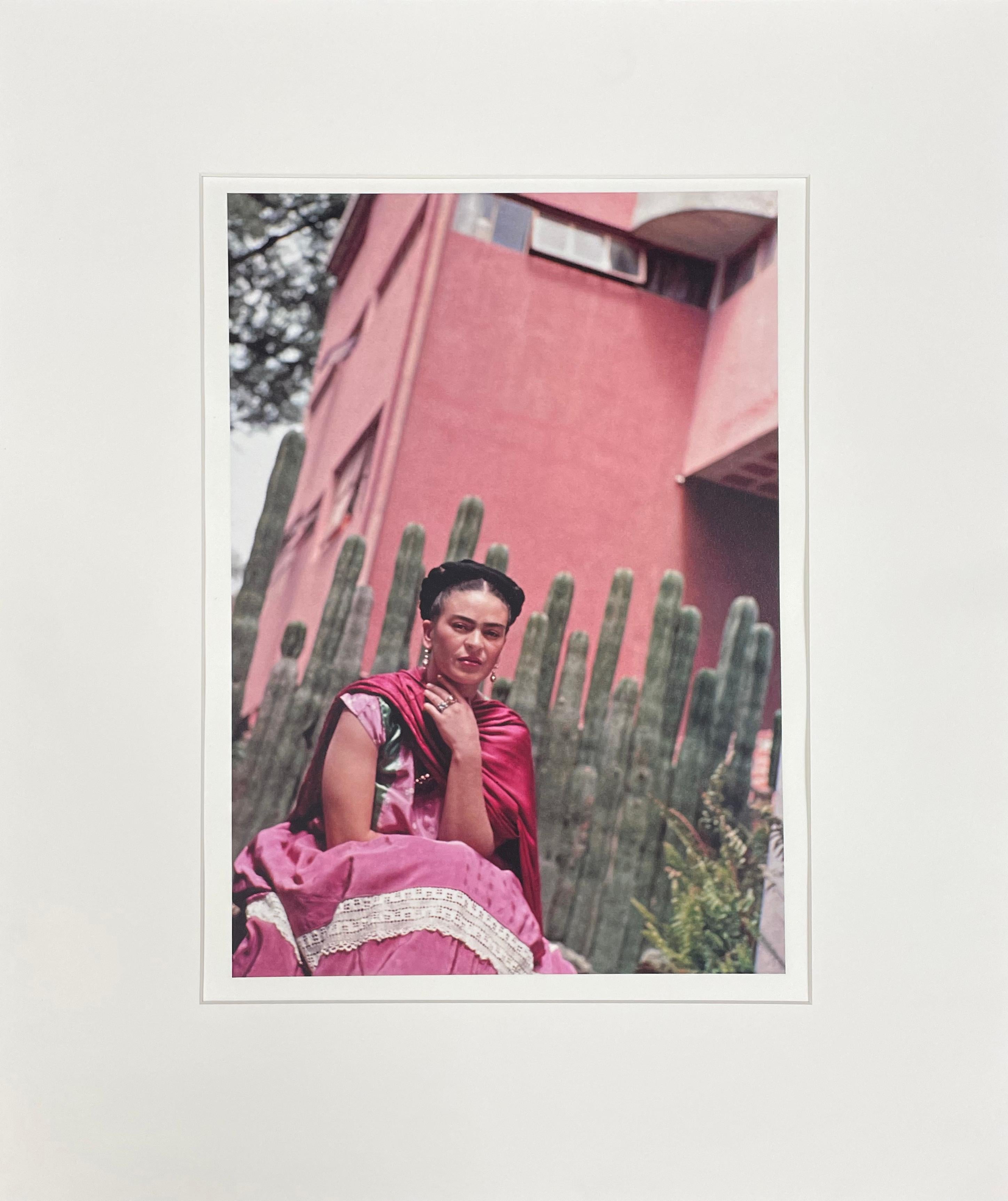 Frida par la clôture en cactus d'orgue - Photograph de Nickolas Muray