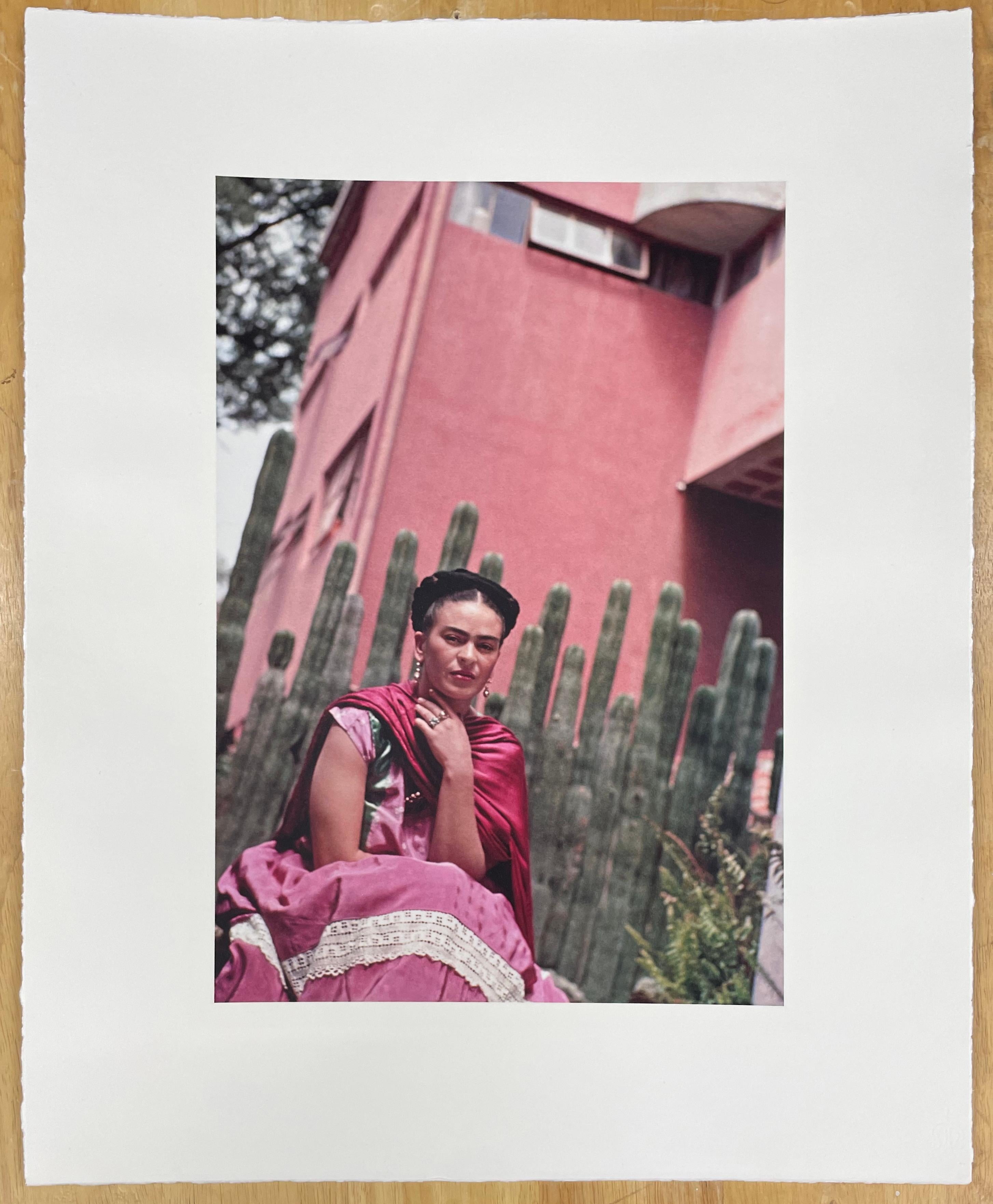 Frida par la clôture en cactus d'orgue - Moderne Photograph par Nickolas Muray