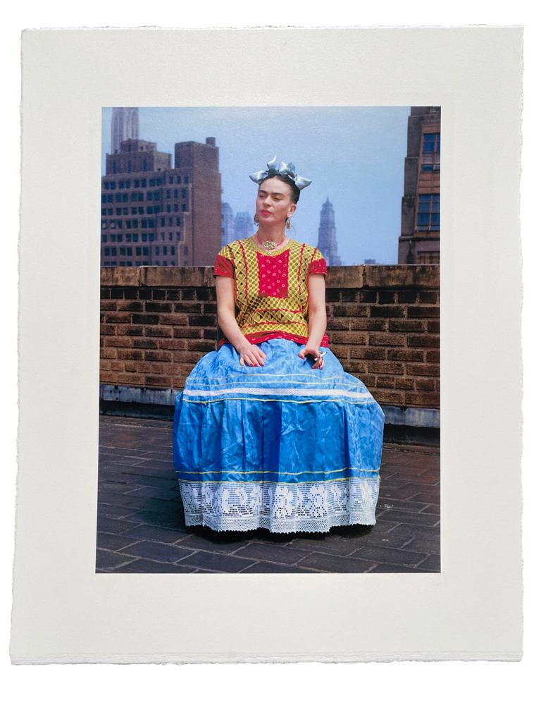 Frida in New York - Skyline, New York City, Porträt, Frida Kahlo, Celebrity (Moderne), Photograph, von Nickolas Muray