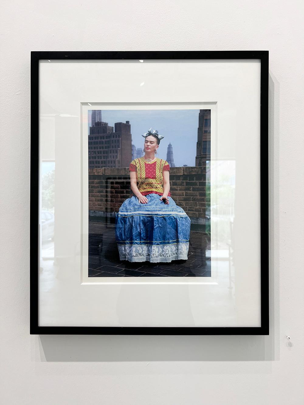 Frida in New York - Skyline, New York City, Porträt, Frida Kahlo, Celebrity im Angebot 1