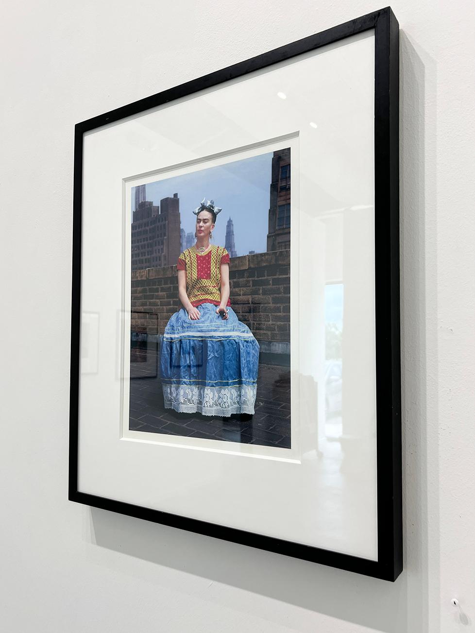 Frida in New York - Skyline, New York City, Porträt, Frida Kahlo, Celebrity im Angebot 2