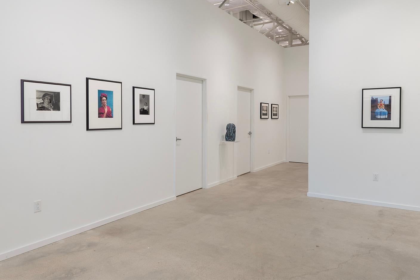Frida in New York - Skyline, New York City, Porträt, Frida Kahlo, Celebrity im Angebot 4