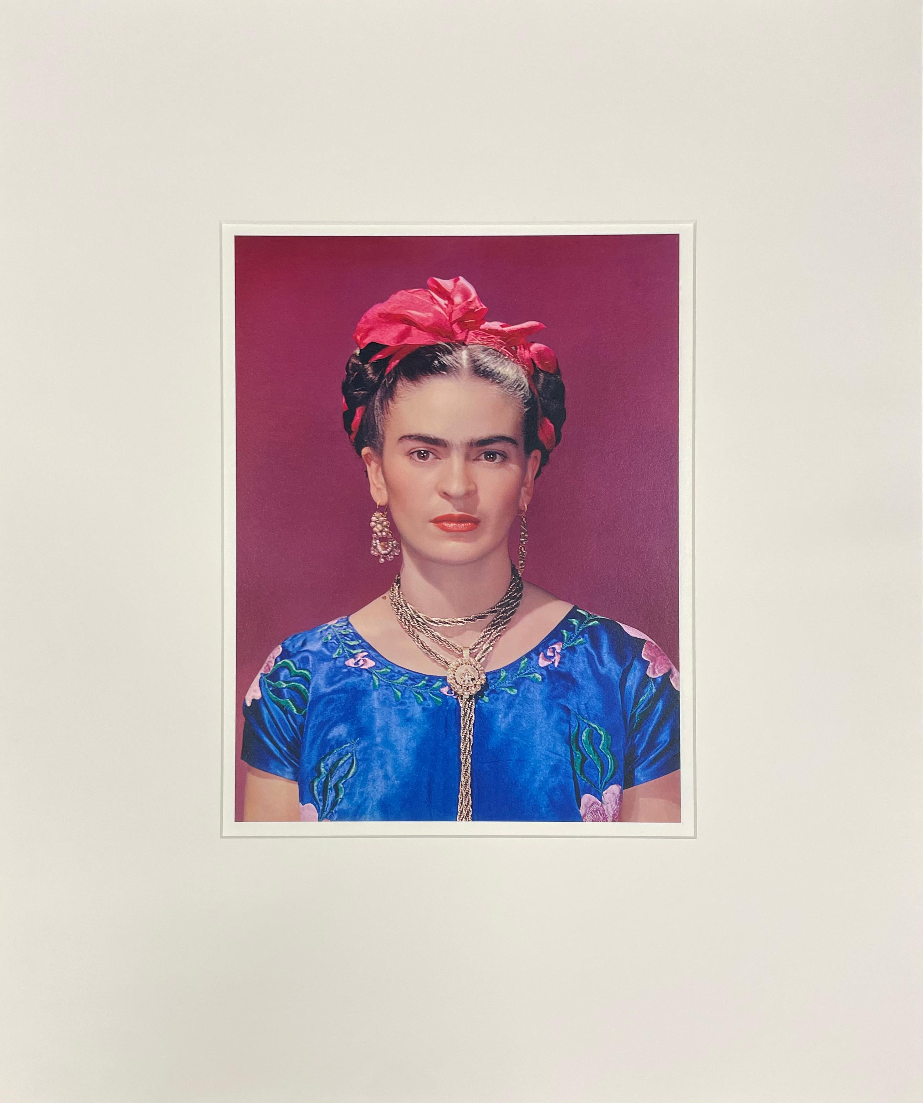 Frida Kahlo con vestido de seda azul - Photograph de Nickolas Muray