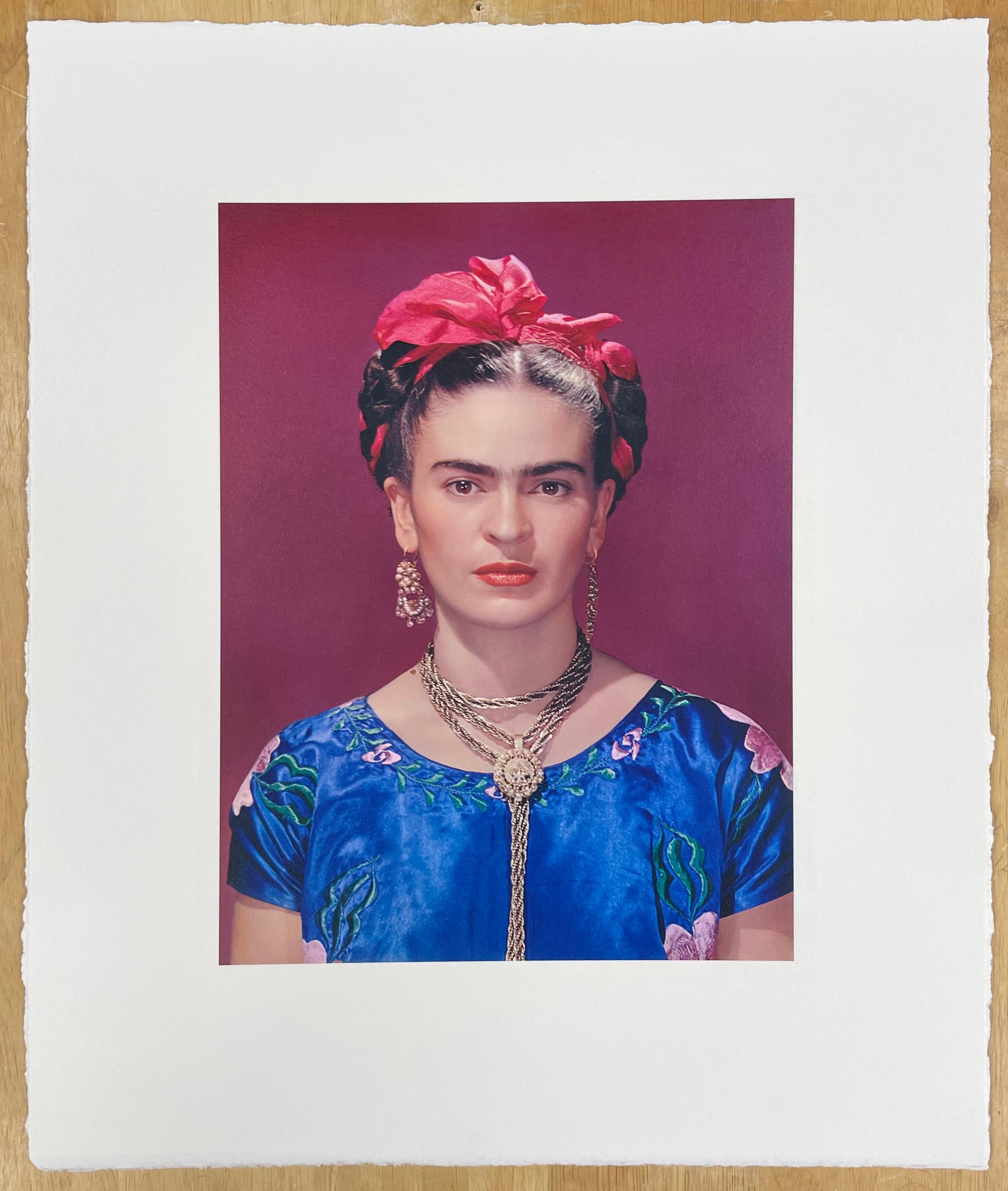 Frida Kahlo con vestido de seda azul - Photograph Moderno de Nickolas Muray