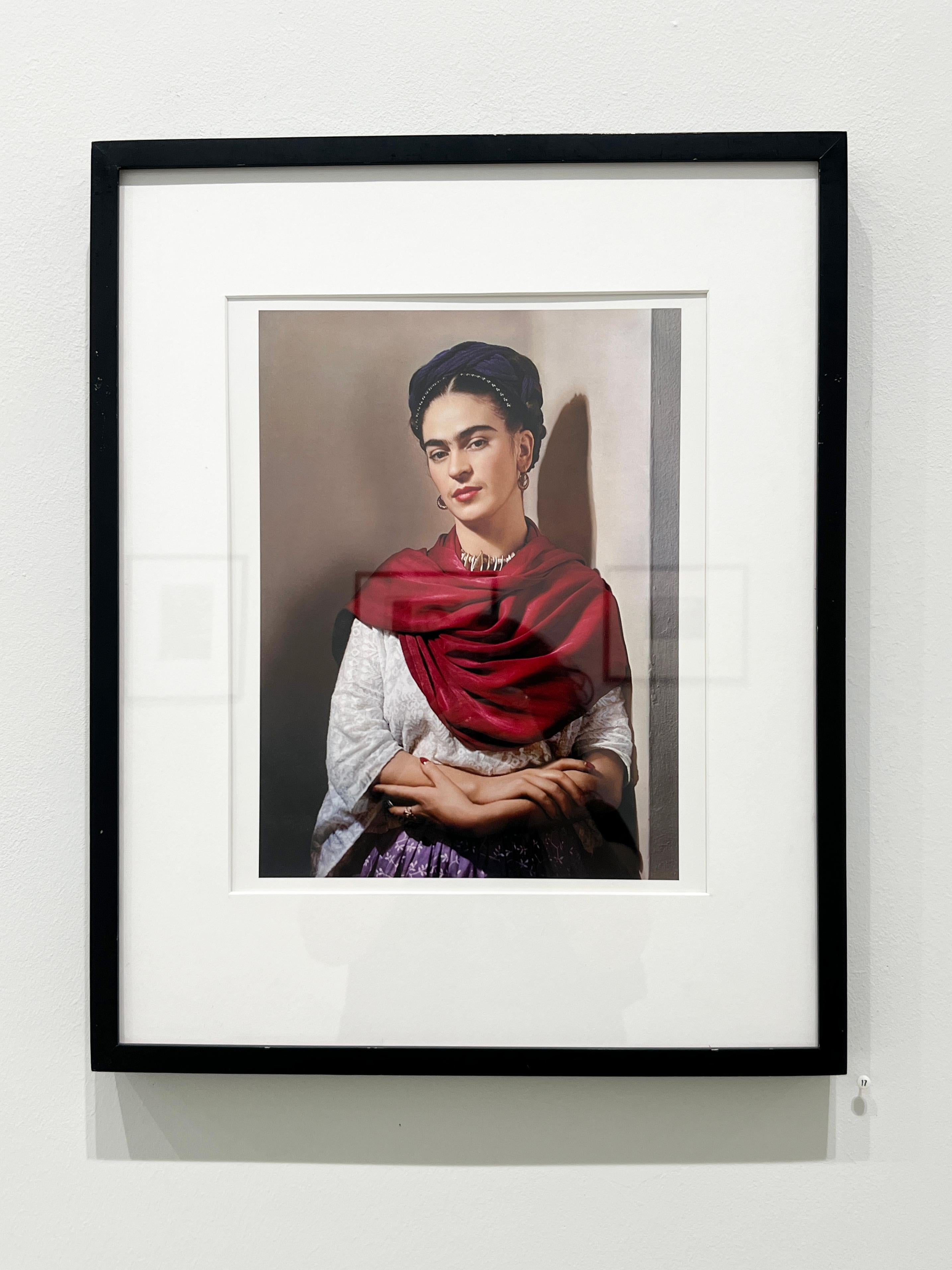 Frida Kahlo mit Magenta Rebozo – Farbfotografie, Porträt, Celebrity, Frau im Angebot 1