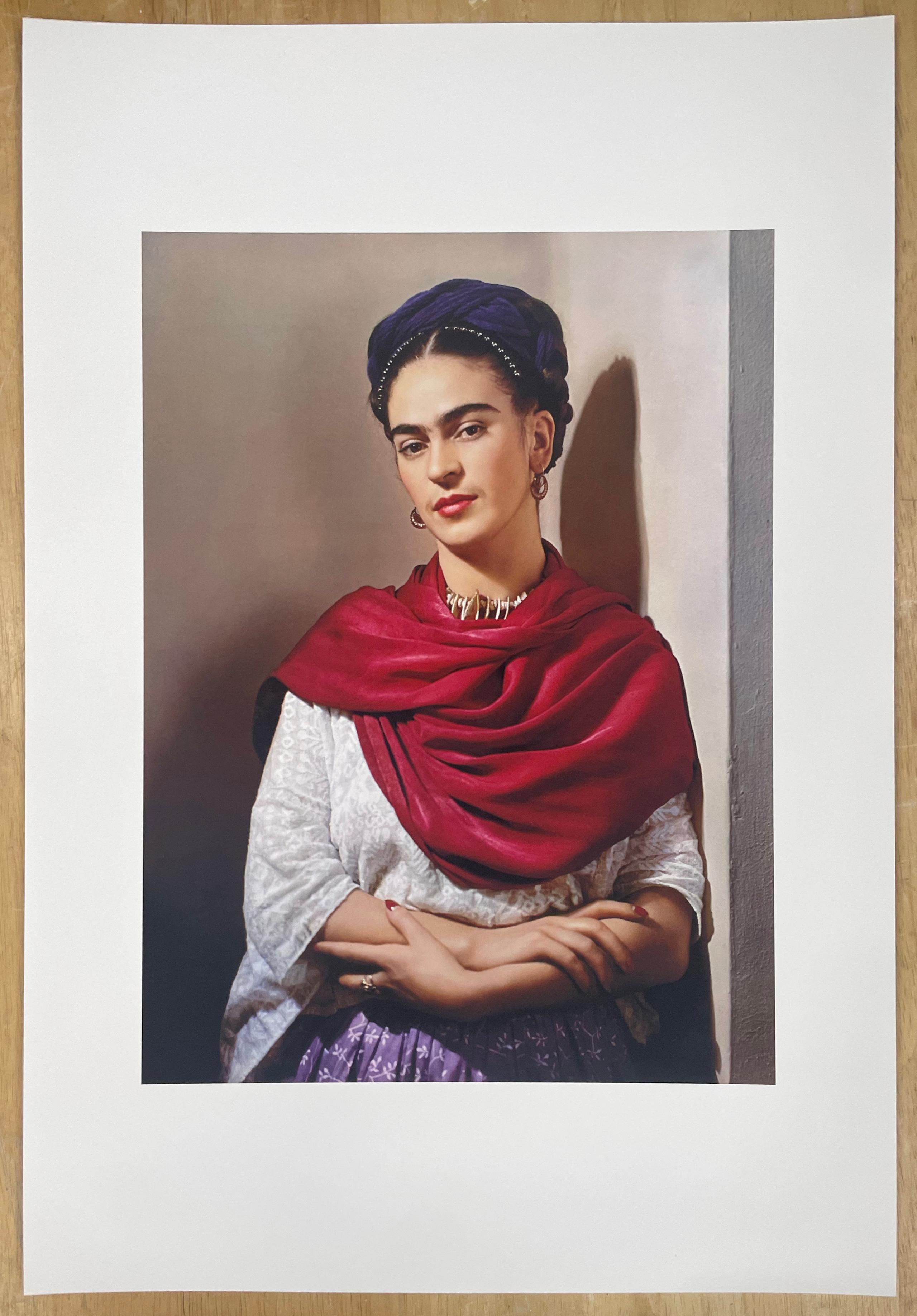 Frida Kahlo con Rebozo Magenta - Fotografía en color de edición limitada, Retrato - Photograph de Nickolas Muray