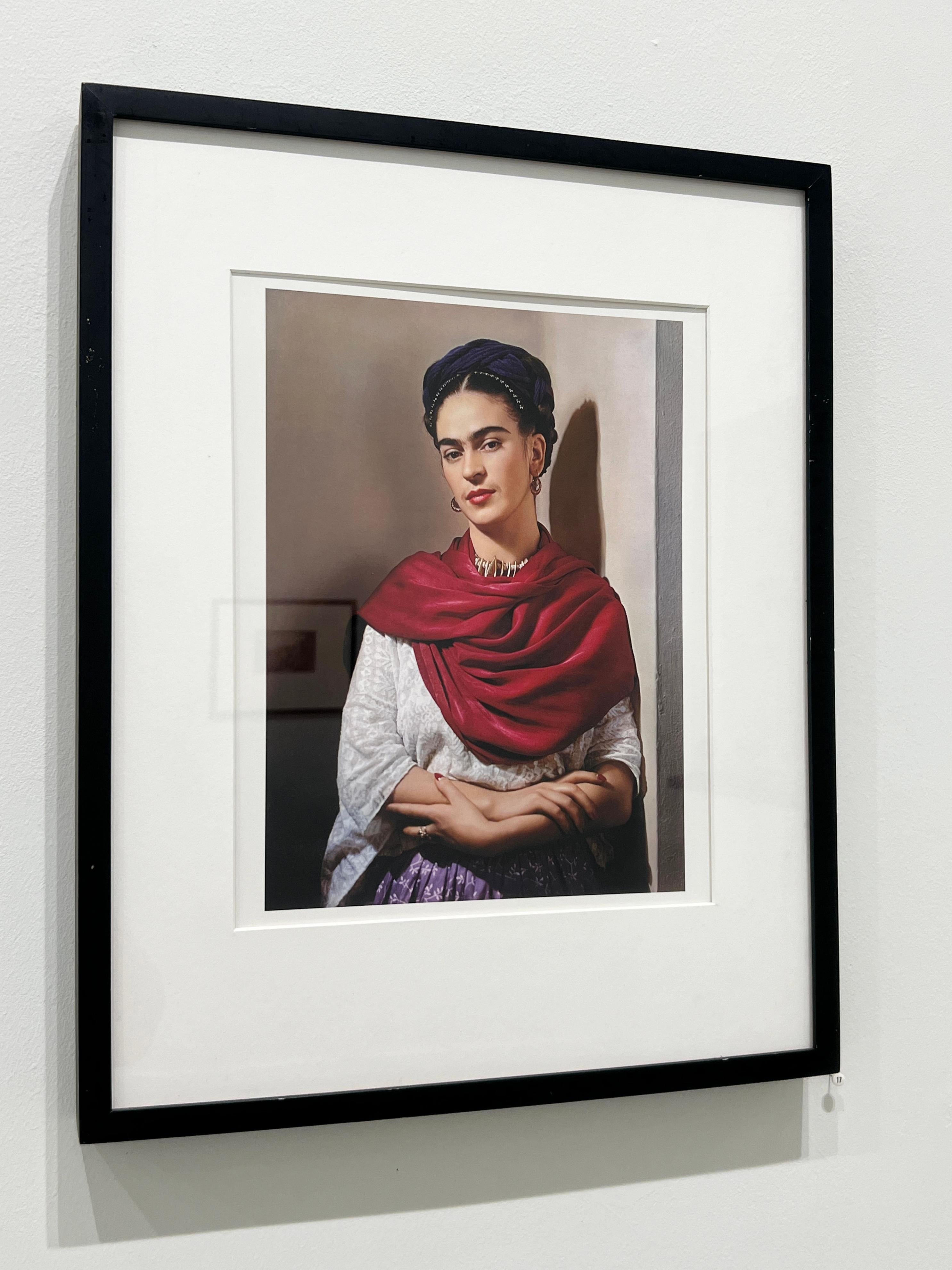 Frida Kahlo con Rebozo Magenta - Fotografía en color de edición limitada, Retrato 2