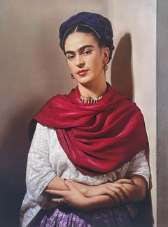 Frida Kahlo con Rebozo Magenta - Fotografía en color de edición limitada, Retrato