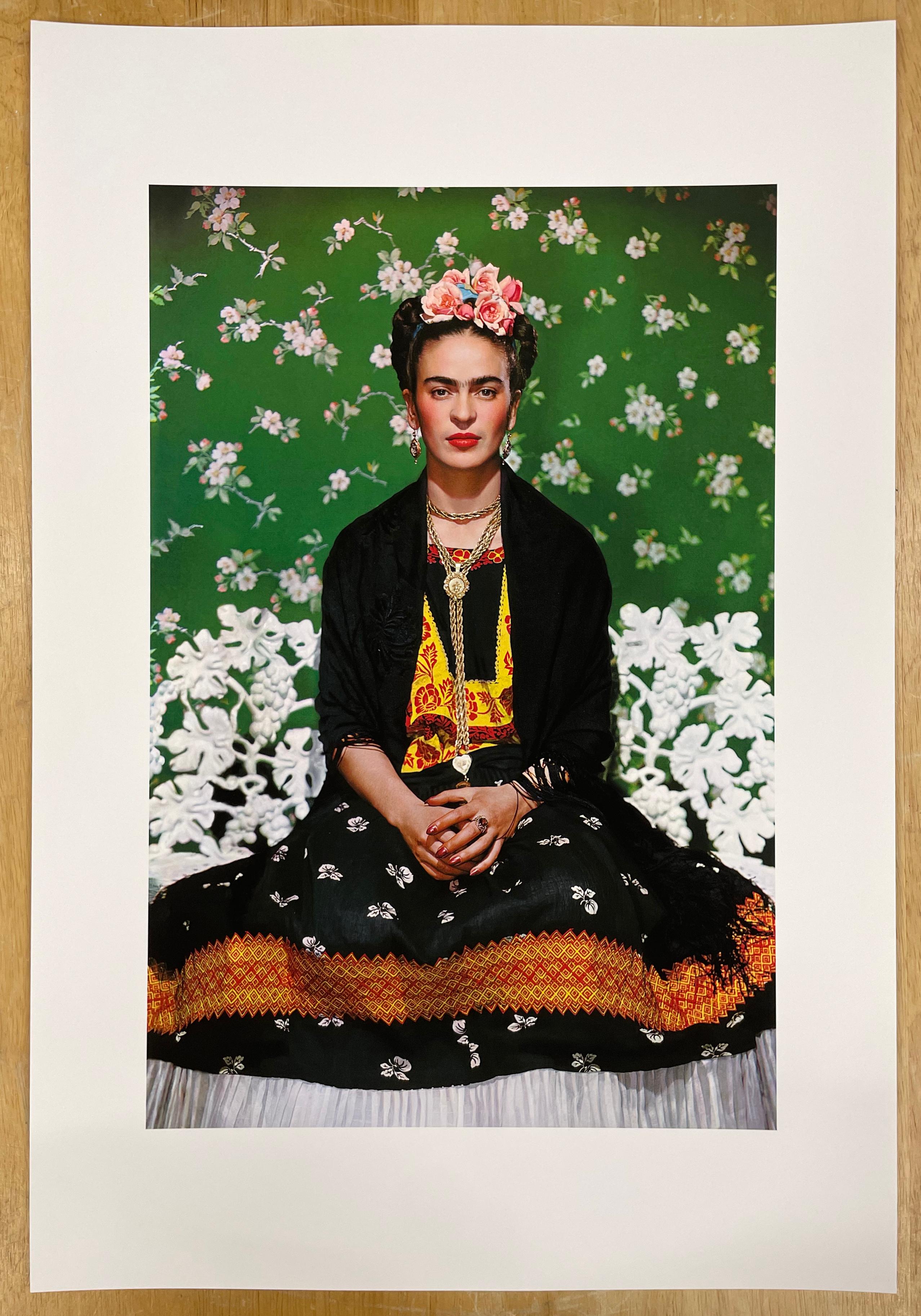 Frida auf weißer Bank – Farbfotografie, Porträt, Celebrity, Frida Kahlo – Photograph von Nickolas Muray