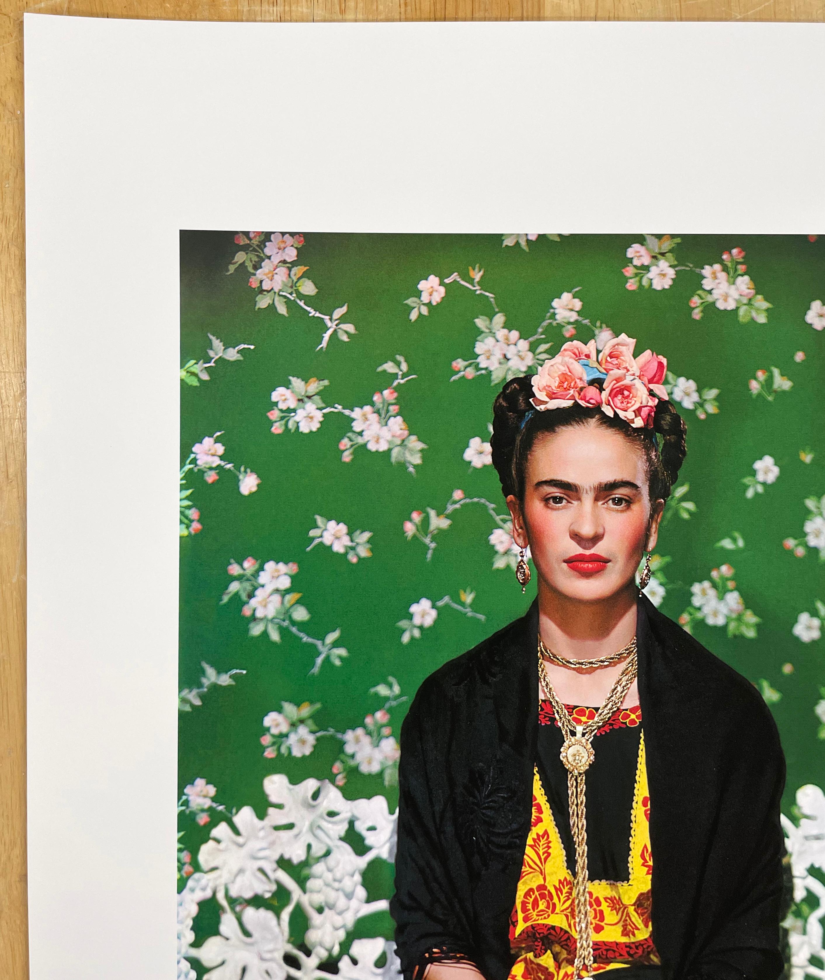 Frida auf weißer Bank – Farbfotografie, Porträt, Celebrity, Frida Kahlo (Moderne), Photograph, von Nickolas Muray