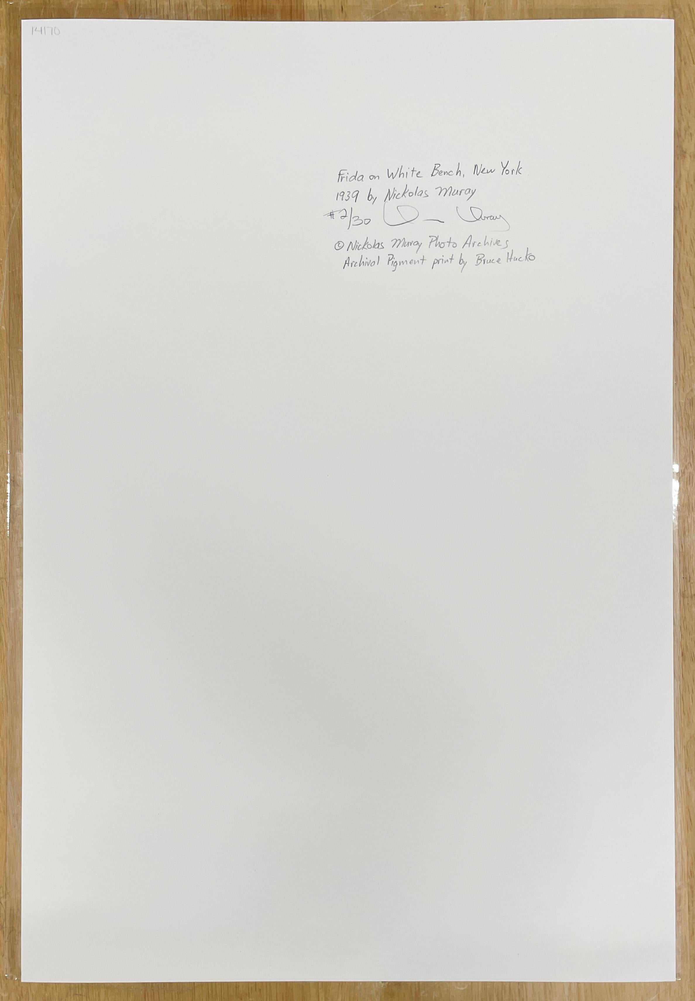 Frida auf weißer Bank – Farbfotografie, Porträt, Celebrity, Frida Kahlo (Schwarz), Portrait Photograph, von Nickolas Muray