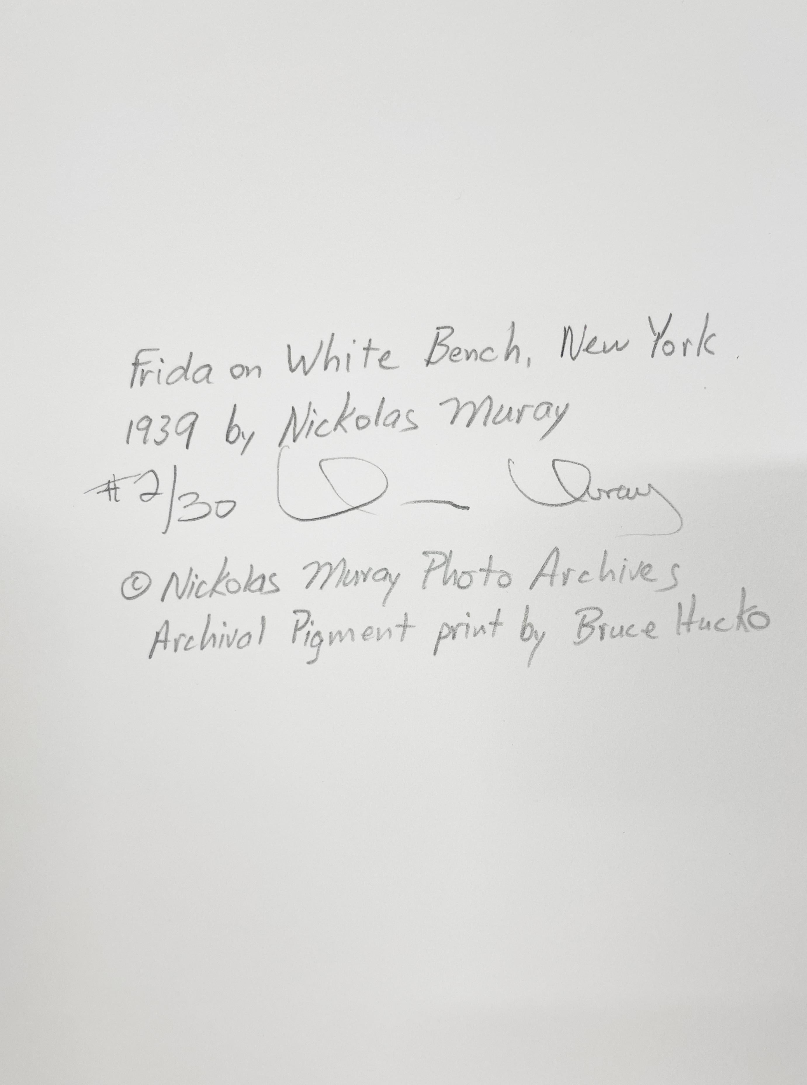 Frida on White Bench, New York, von Nickolas Muray ist ein farbenfrohes Porträt der mexikanischen Malerin Frida Kahlo.  Dieses ikonische Bild zeigt die Künstlerin, die auf einer weißen Bank vor einem grünen Blumenhintergrund sitzt. 

Papierformat: