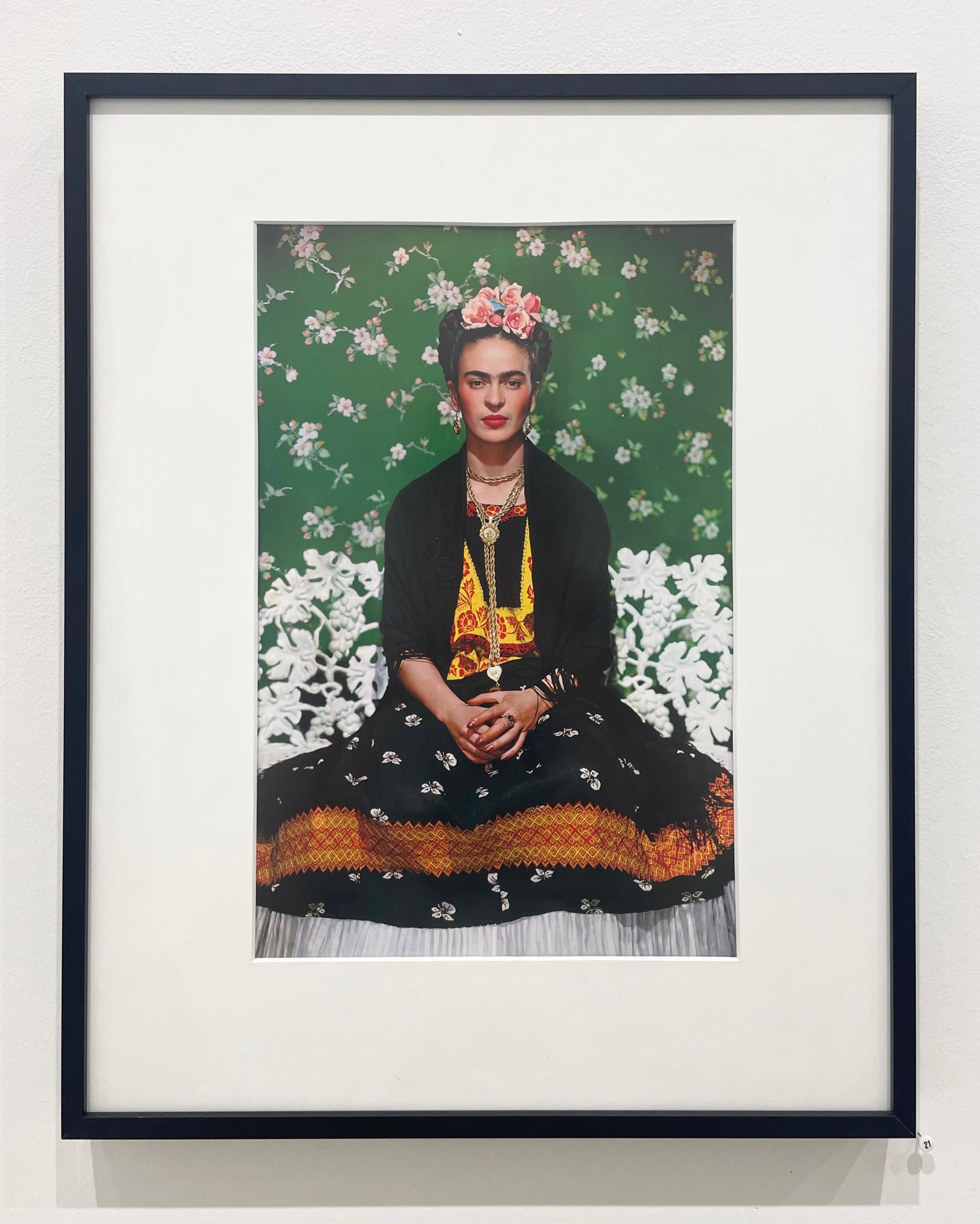 Frida auf weißer Bank – Farbfotografie, Porträt, Celebrity, Frida Kahlo im Angebot 2