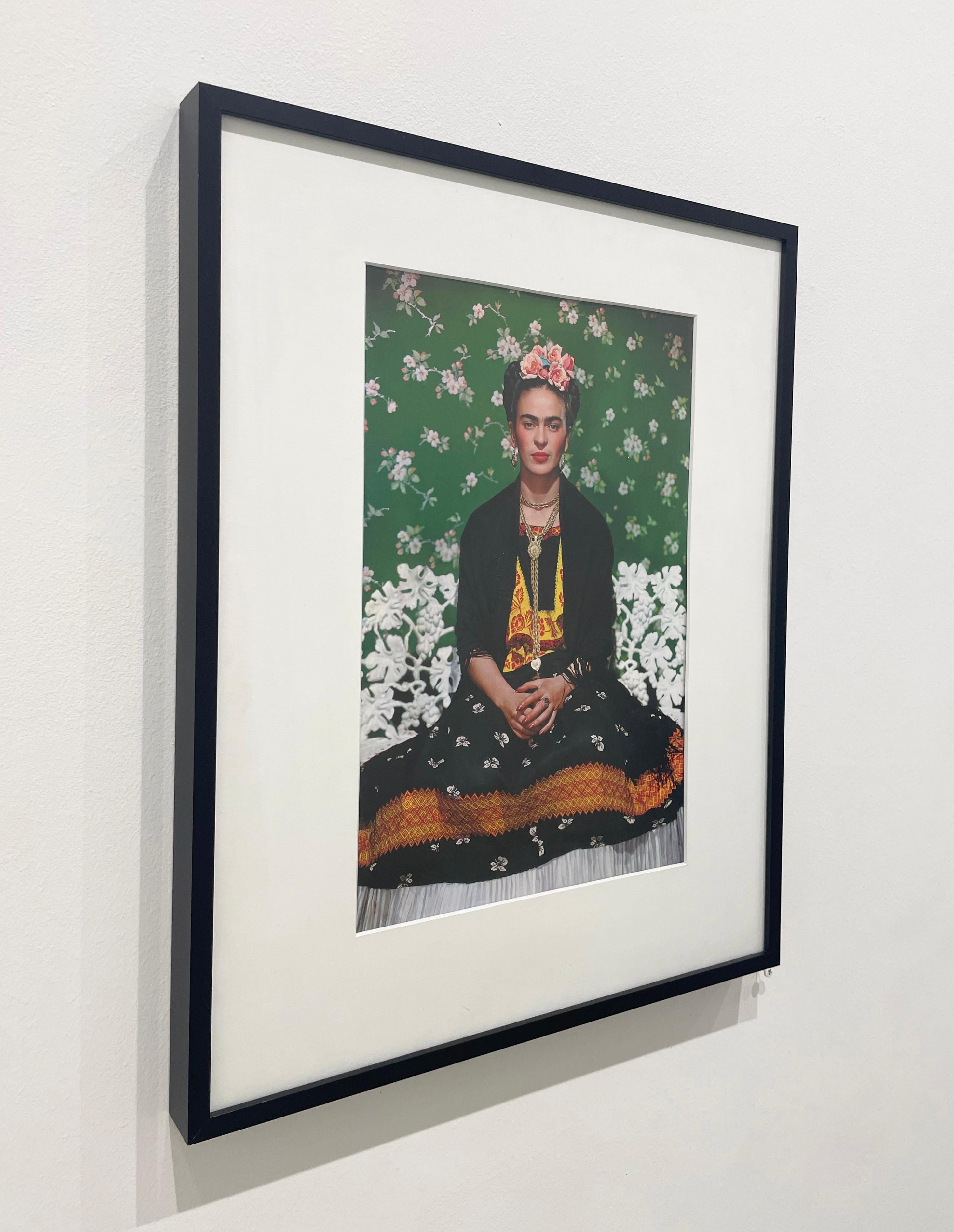 Frida auf weißer Bank – Farbfotografie, Porträt, Celebrity, Frida Kahlo im Angebot 3
