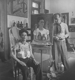 Frida peignant "Moi et mes perroquets" (avec Nickolas Muray) - Photo noir et blanc