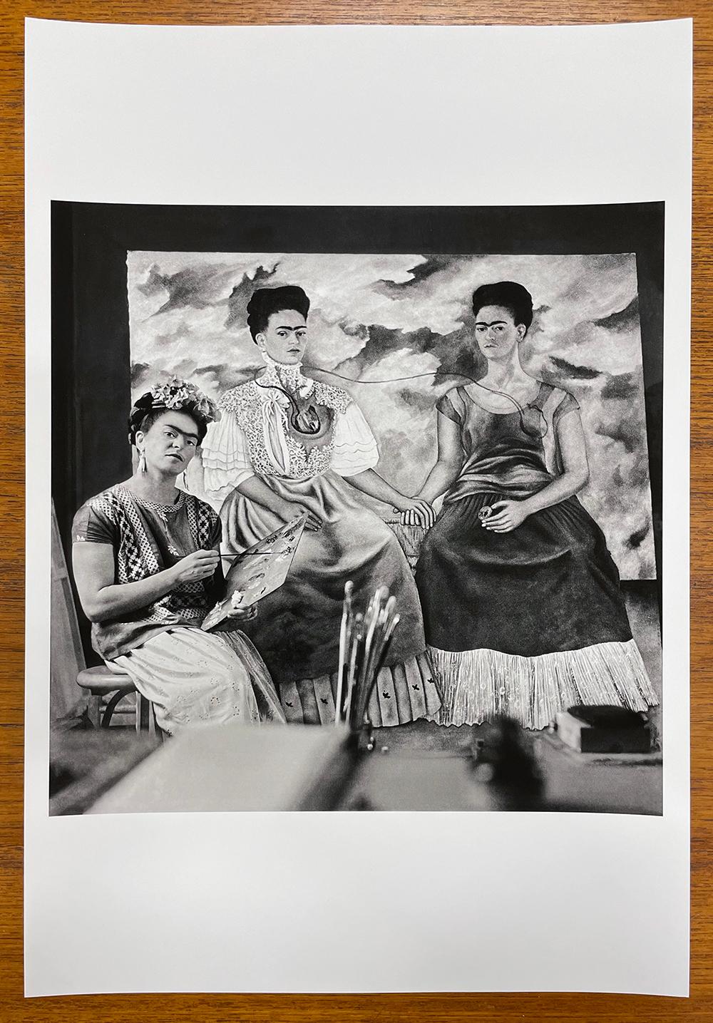 Frida-Gemälde „Two Fridas“ – Schwarz-Weiß-Fotografie, Porträt, Frida Kahlo – Photograph von Nickolas Muray
