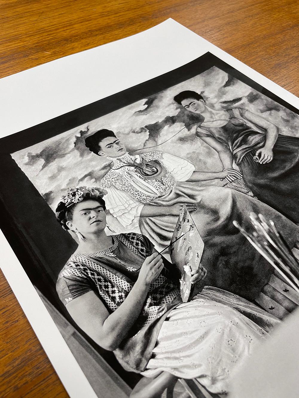 Frida-Gemälde „Two Fridas“ – Schwarz-Weiß-Fotografie, Porträt, Frida Kahlo (Moderne), Photograph, von Nickolas Muray