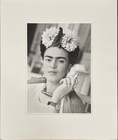 Frida avec une cigarette - Photographie en noir et blanc, Portrait, Frida Kahlo