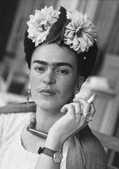 Frida avec une cigarette - Photographie en noir et blanc, Portrait, Frida Kahlo