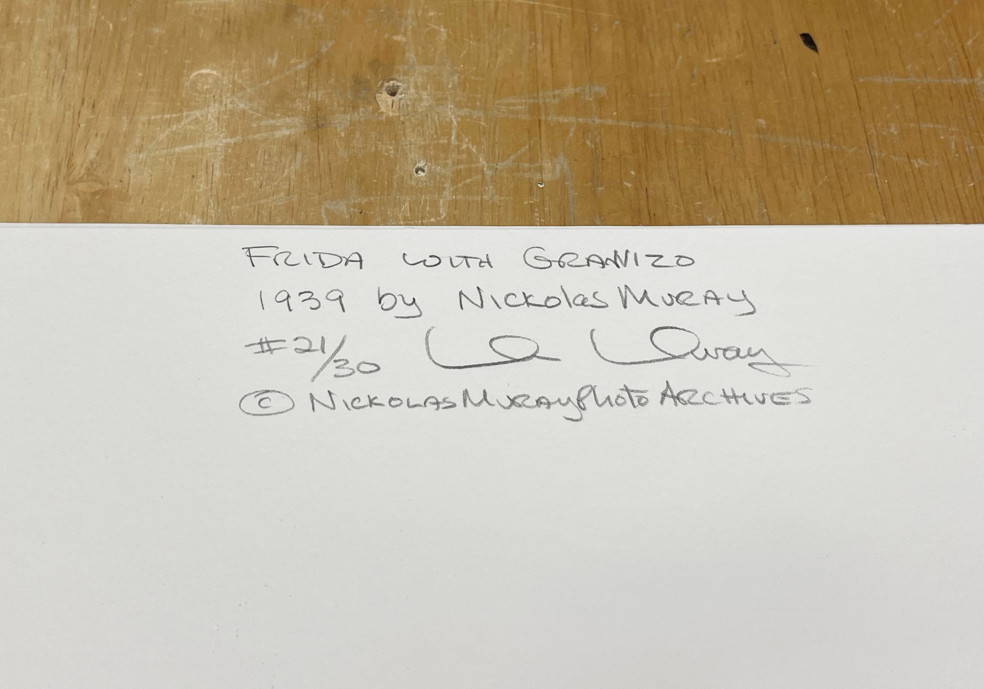 Frida mit Granizo von Nickolas Muray ist ein Schwarz-Weiß-Porträt der mexikanischen Malerin Frida Kahlo mit ihrem Rehkitz Granizo. Frida hockt sich hin und legt ihre Hand auf das kleine Reh zu ihrer Rechten, während sie in der linken Hand eine