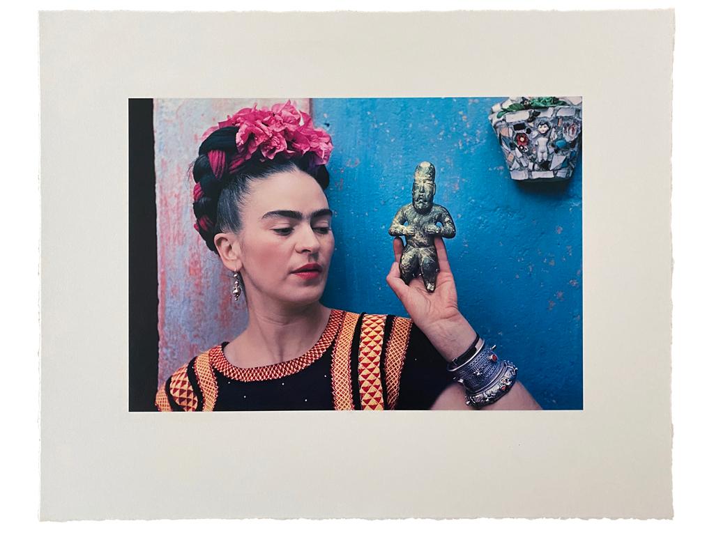 Frida con el ídolo - Photograph Moderno de Nickolas Muray