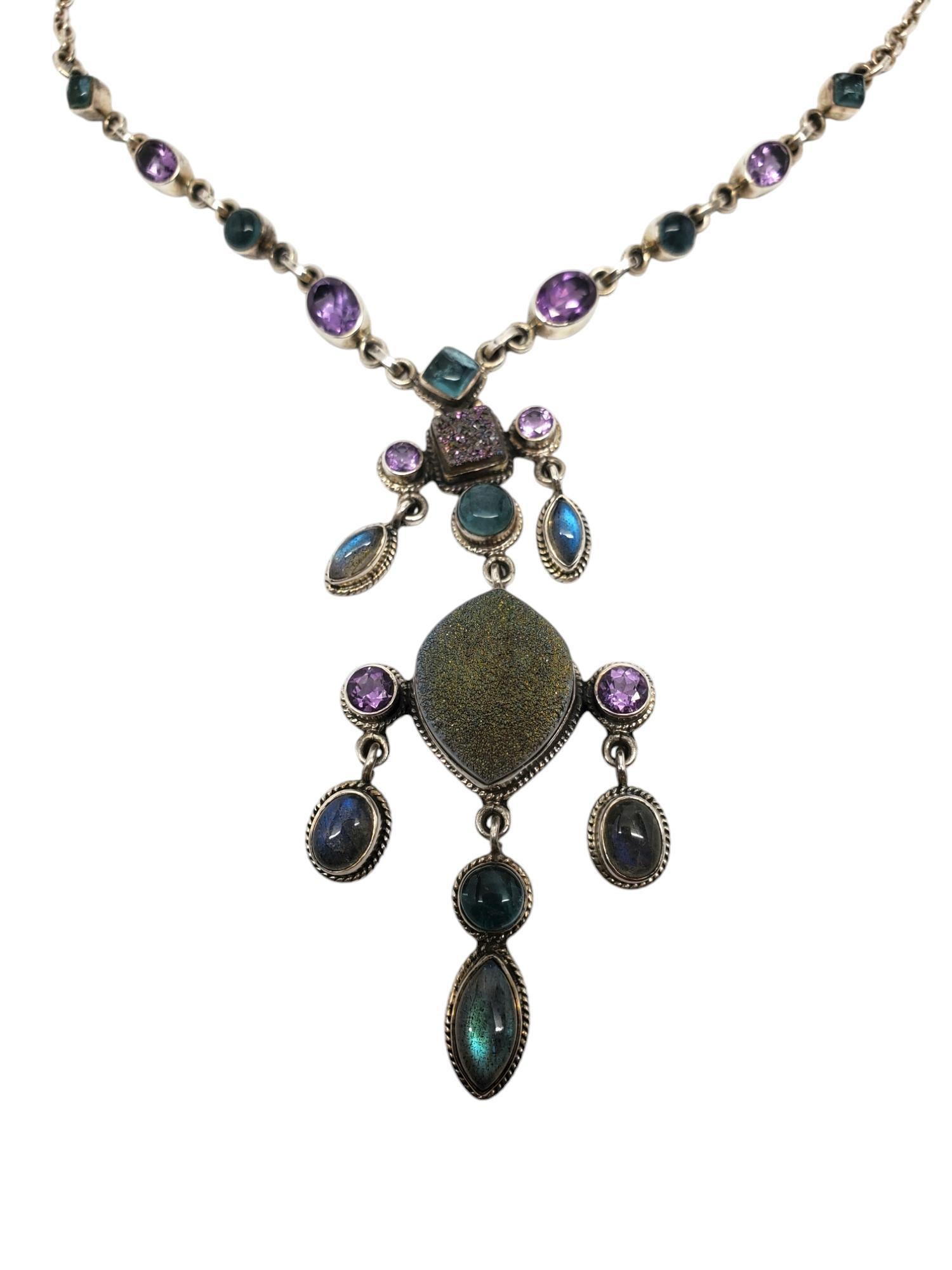 Nicky Butler - Collana in argento con ciondolo a Y con più pietre preziose 

Questa collana vintage in argento sterling Nicky Butler Y presenta diverse pietre preziose incastonate in castoni.

Dimensioni: 82,97 mm x 33,43 mm

Catena: 18 pollici  