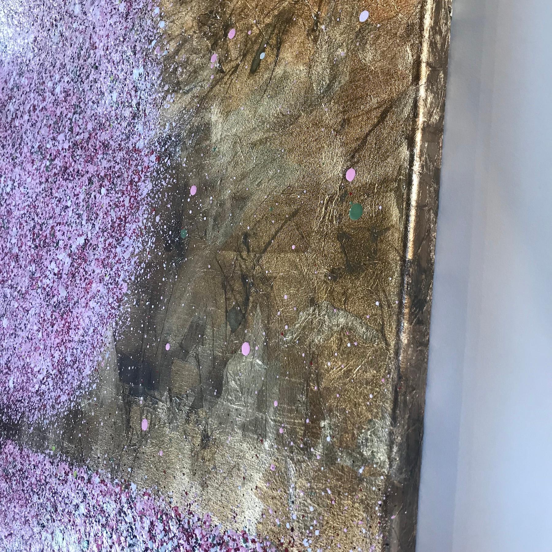 Floreciendo en primavera es un cuadro original de árboles de estilo pop art contemporáneo del artista Nicky Chubb. Los tonos rosa pálido combinados con el opulento fondo dorado dan lugar a un gran cuadro luminoso perfecto para animar cualquier