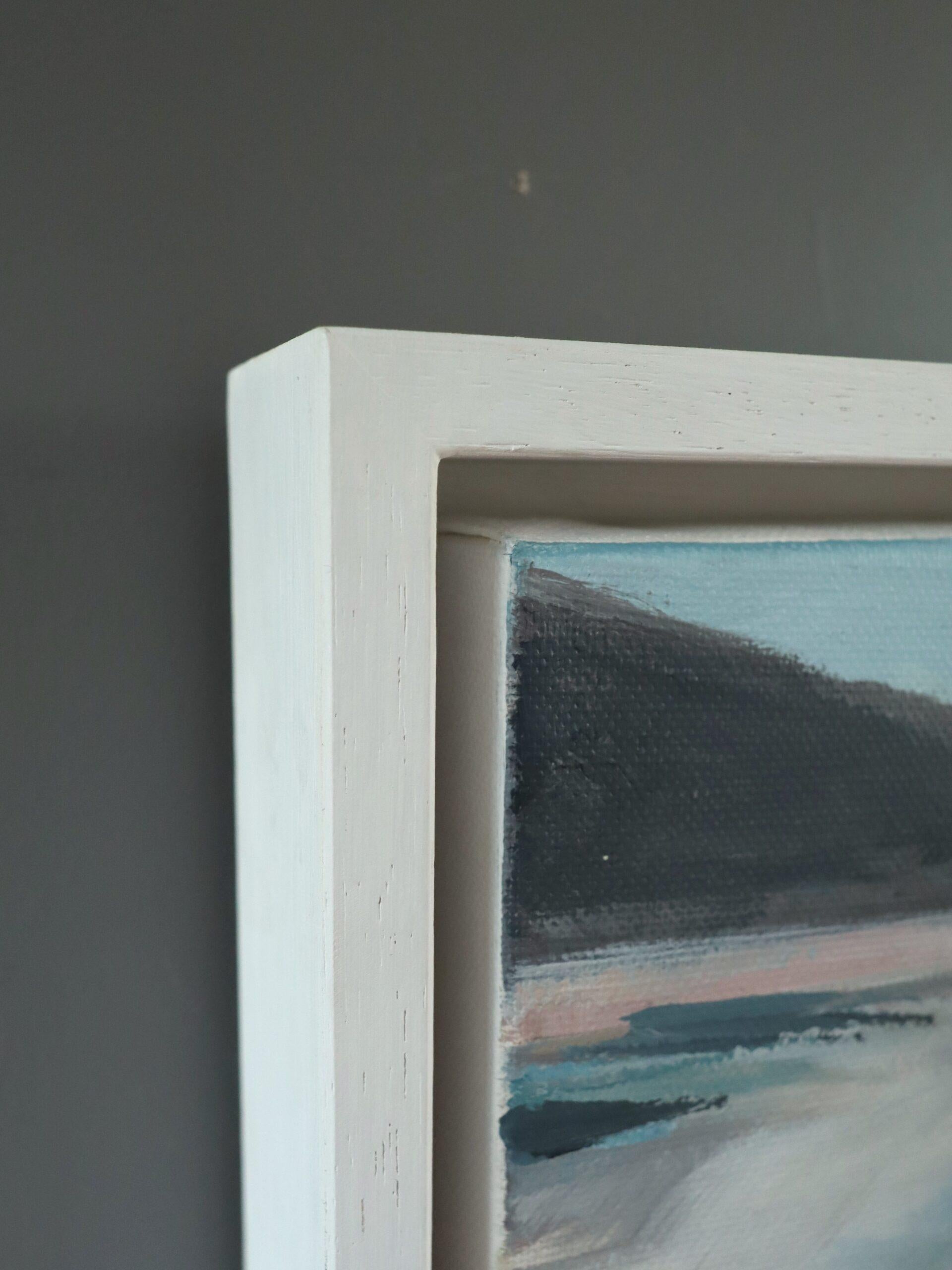 QUIET EXPANSE
Größe: 34 x 34 cm (einschließlich Rahmen)
Öl auf Leinwand

Eine sehr stimmungsvolle zeitgenössische abstrakte Komposition, gemalt auf Leinwand vom britischen Künstler Nicky Knill Jones.
Das Gemälde fängt die heitere, meditative