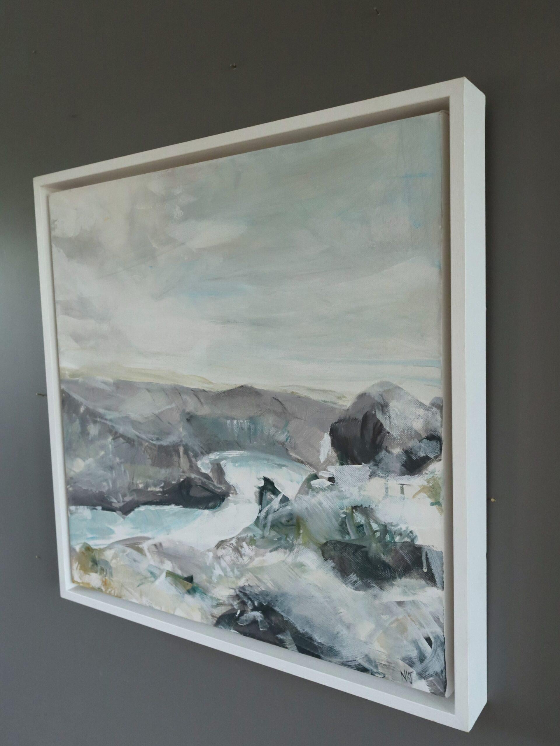 ZENNOR COASTAL 
Größe: 54 x 54 cm (einschließlich Rahmen)
Öl auf Leinwand

Eine brillant ausgeführte zeitgenössische Landschaftskomposition, gemalt auf Leinwand vom britischen Künstler Nicky Knill Jones.
Das Gemälde zeigt einen weiten Blick auf die