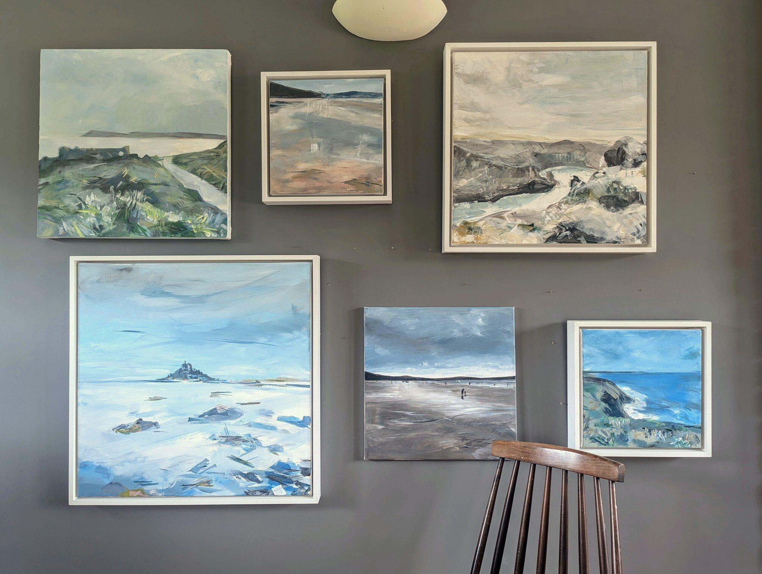 Peinture contemporaine originale abstraite en acrylique d'un paysage côtier - In the Moment - Gris Landscape Painting par Nicky Knill Jones
