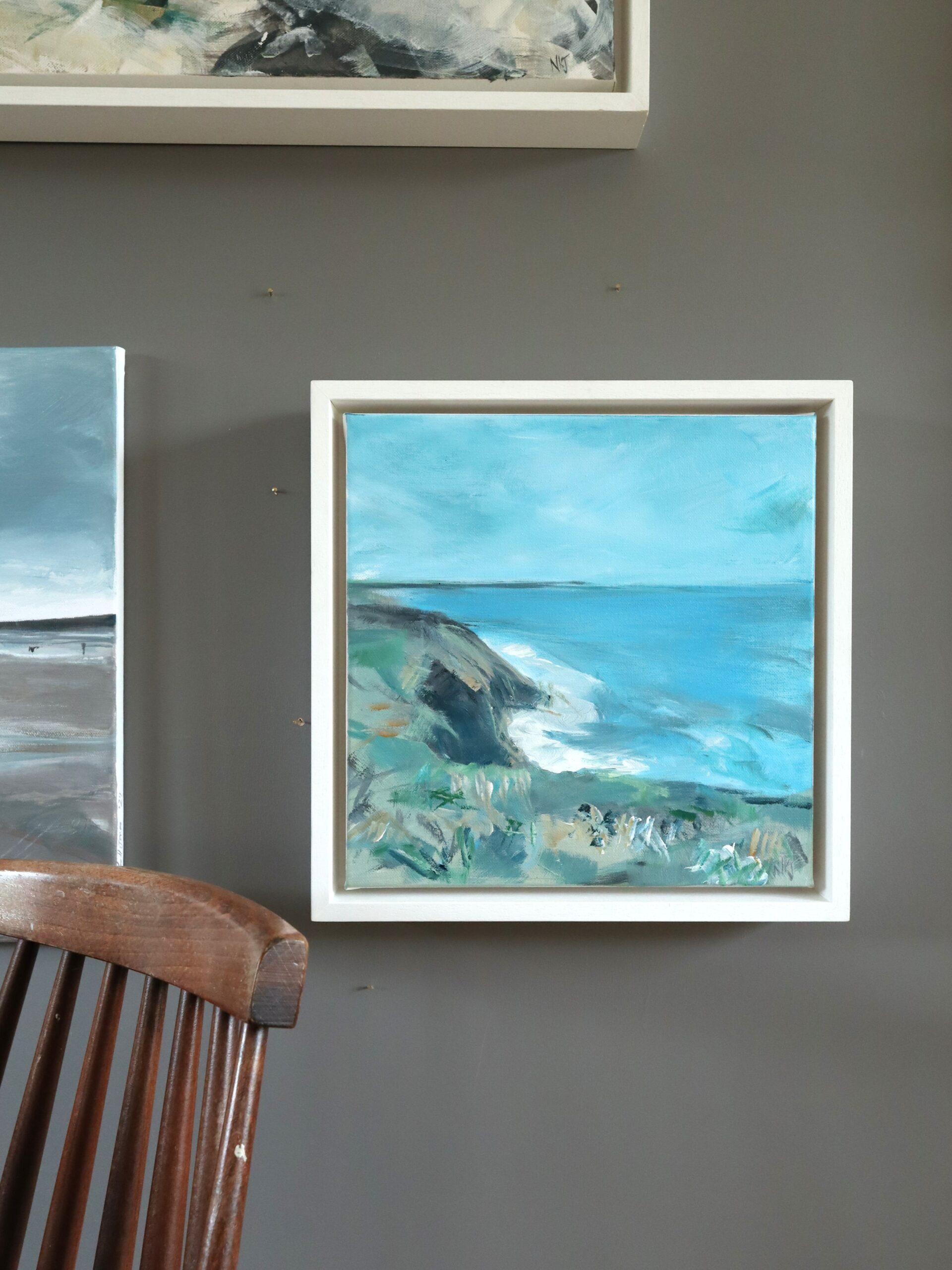 Pittura originale contemporanea di paesaggio costiero britannico - La baia nascosta - Landscape Painting Blu di Nicky Knill Jones