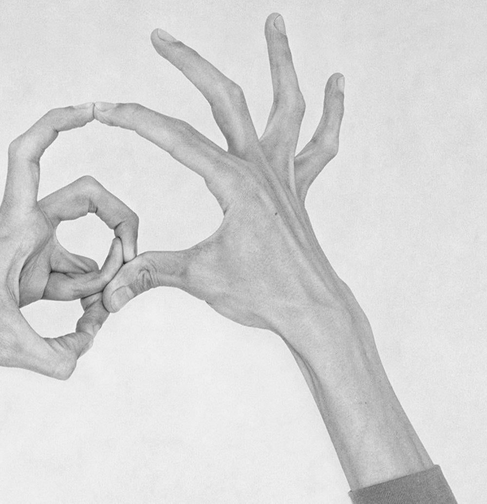 Sin título II. De la Serie Quiromorfosis.  Manos Fotografía en Blanco y Negro - Figurative Photograph Gris de Nico Baixas / Gos-com-fuig