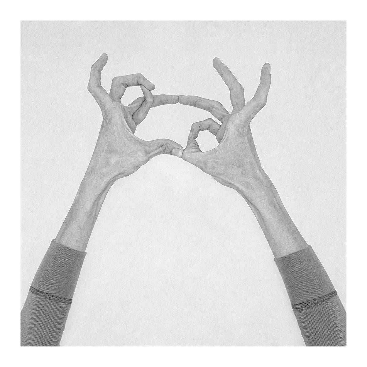 Nico Baixas / Gos-com-fuig Figurative Photograph – Ohne Titel IV. Aus der Serie Chiromorphose.  Die Hände.  Schwarzweiß-Fotografie