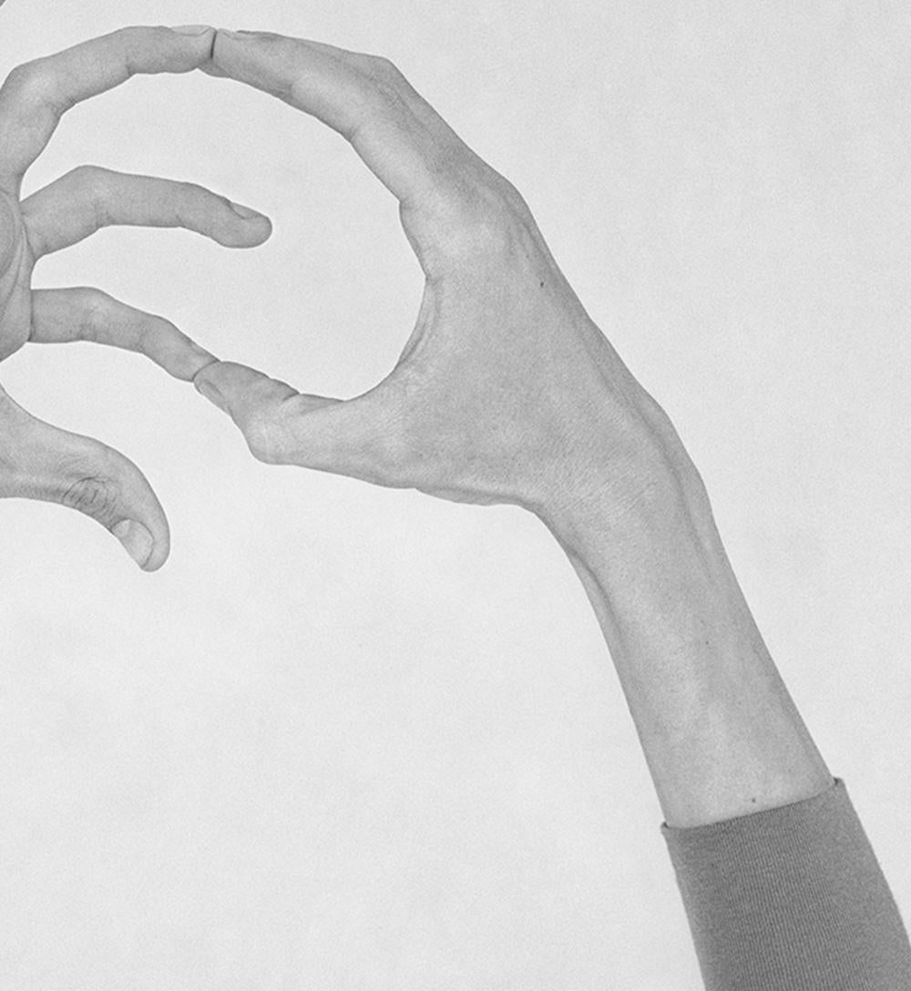 Senza titolo IX. Dalla serie Chiromorphose. Mani. Fotografia in bianco e nero - Figurative Photograph Grigio di Nico Baixas / Gos-com-fuig