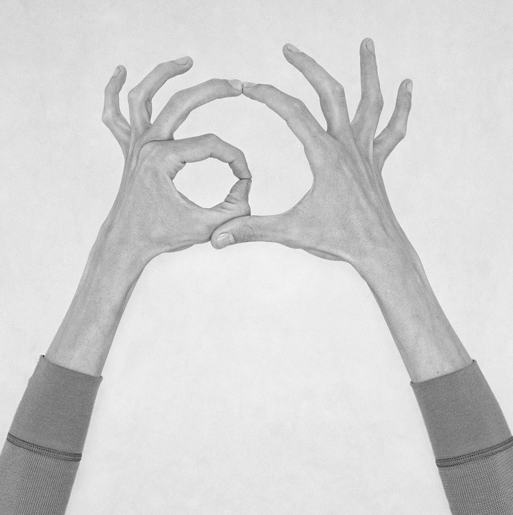 Ohne Titel VIII. Aus der Serie Chiromorphose.  Die Hände.  Schwarzweiß-Fotografie – Photograph von Nico Baixas / Gos-com-fuig