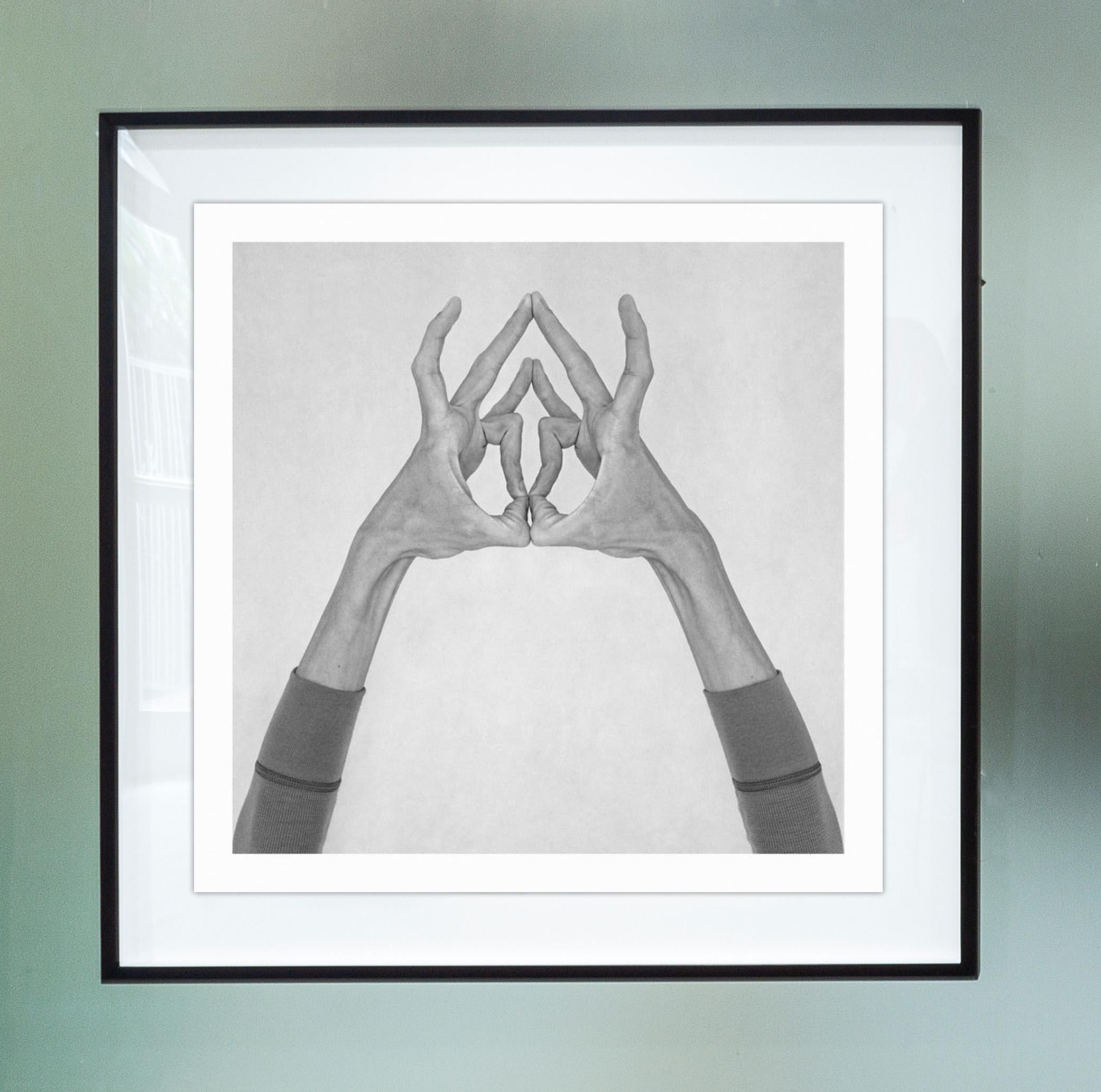 Figurative Photograph di Nico Baixas / Gos-com-fuig - Senza titolo XIII. Dalla serie Chiromorphose. Mani. Fotografia in bianco e nero