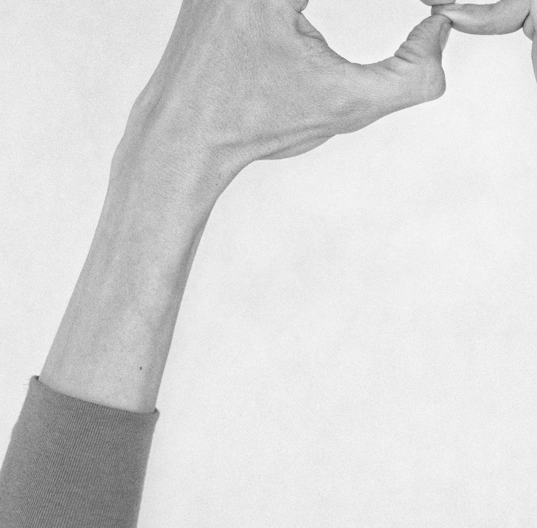 Ohne Titel XXI. Aus der Serie Chiromorphose. Die Hände. Schwarzweiß-Fotografie (Grau), Black and White Photograph, von Nico Baixas / Gos-com-fuig