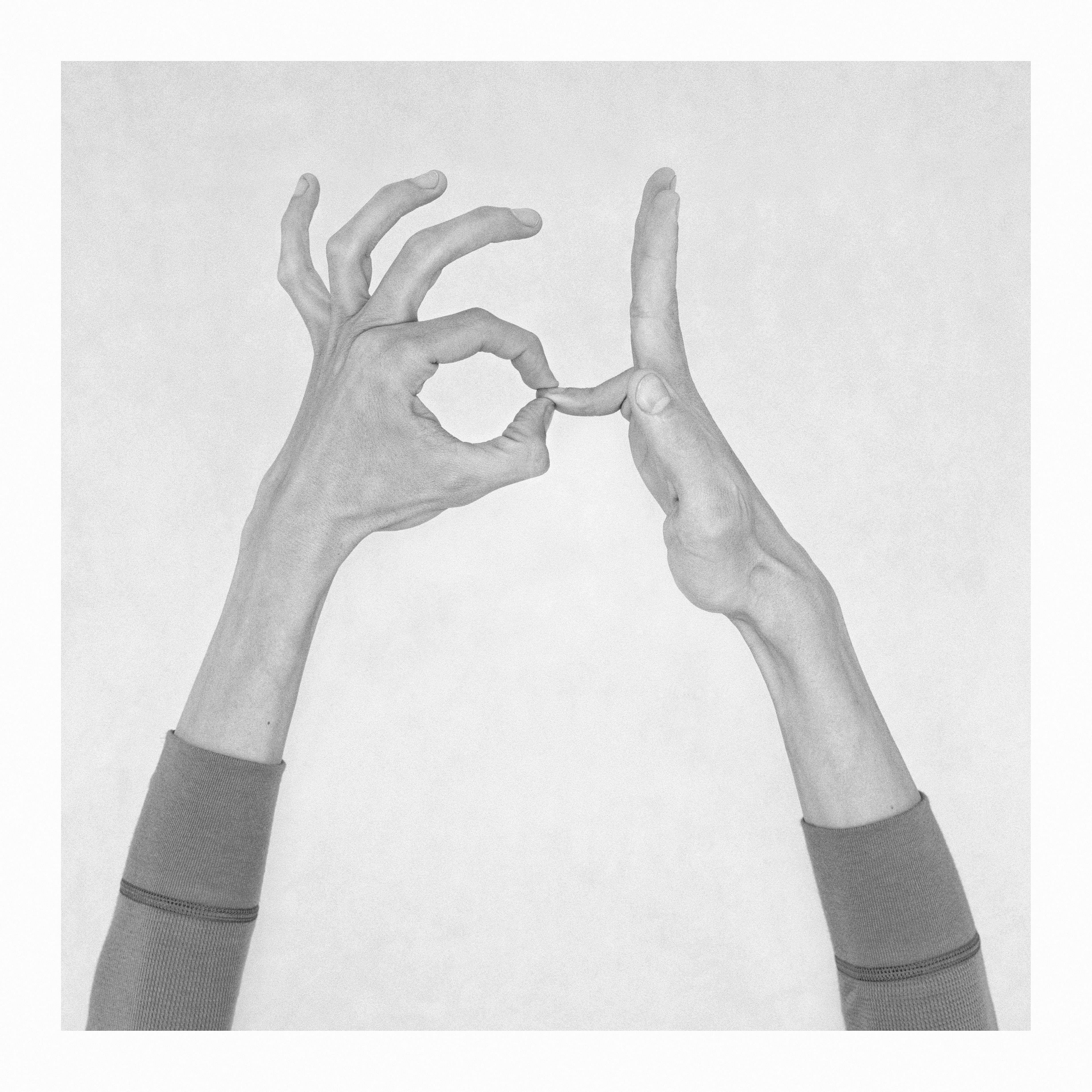 Nico Baixas / Gos-com-fuig Black and White Photograph – Ohne Titel XXI. Aus der Serie Chiromorphose. Die Hände. Schwarzweiß-Fotografie