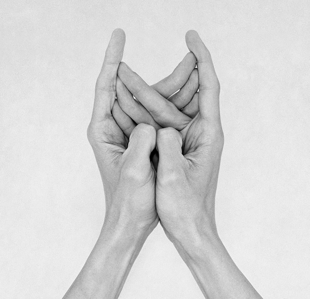 Ohne Titel XXII. Aus der Serie Chiromorphose. Die Hände. Schwarzweiß-Fotografie – Photograph von Nico Baixas / Gos-com-fuig